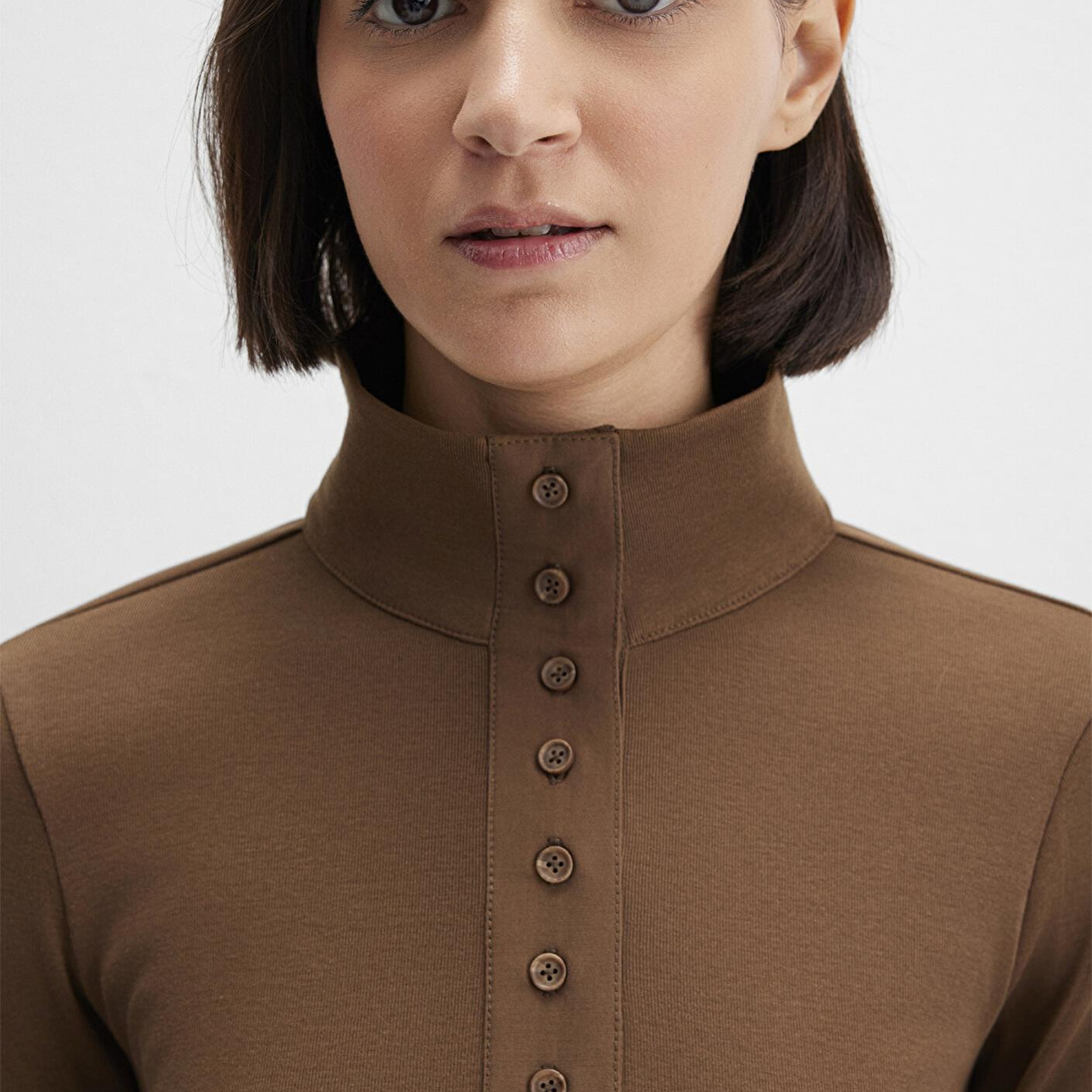 Mavi Düğme Detaylı Dik Yaka Kahverengi Tişört Fitted / Vücuda Oturan Kesim 1613614-71590