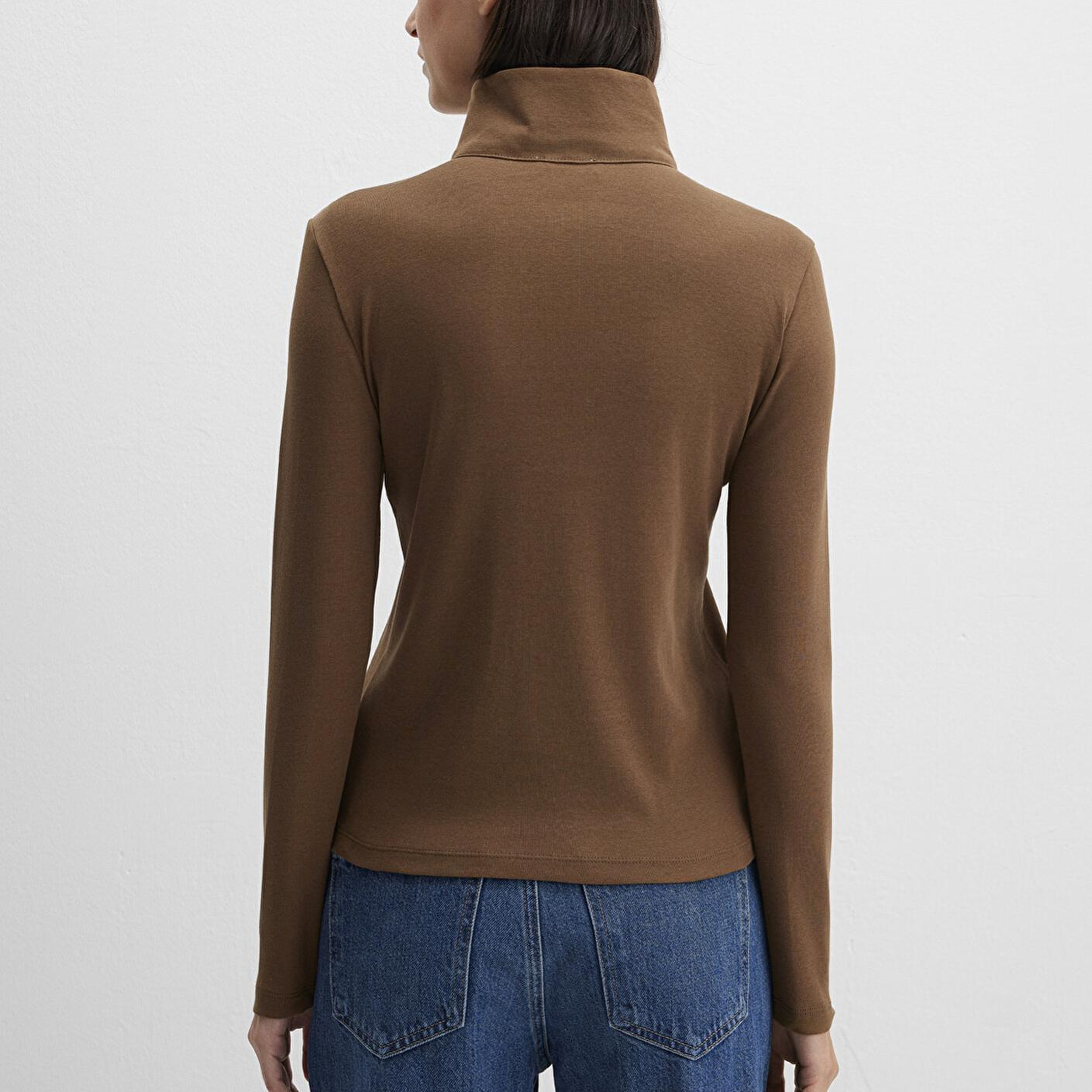 Mavi Düğme Detaylı Dik Yaka Kahverengi Tişört Fitted / Vücuda Oturan Kesim 1613614-71590