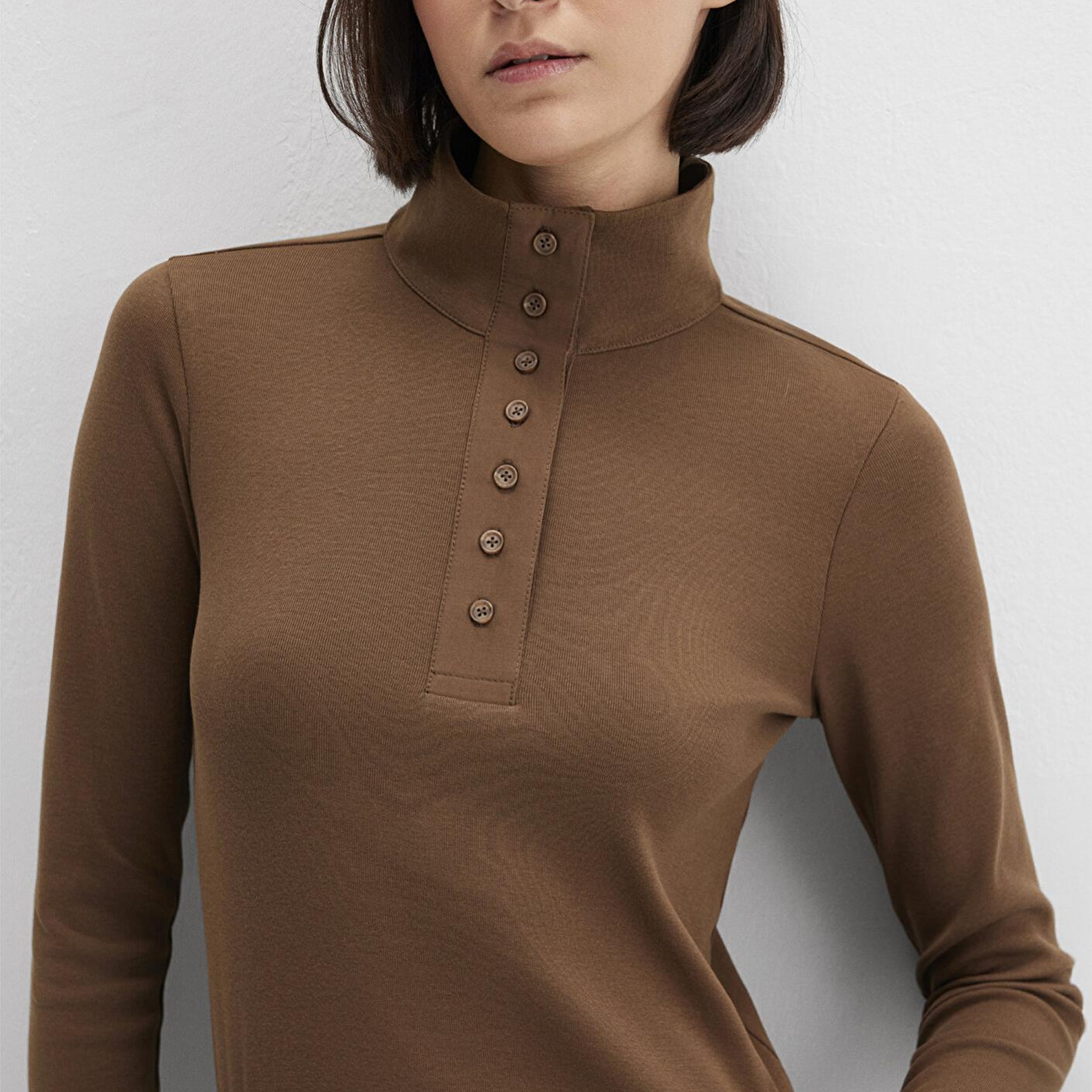 Mavi Düğme Detaylı Dik Yaka Kahverengi Tişört Fitted / Vücuda Oturan Kesim 1613614-71590