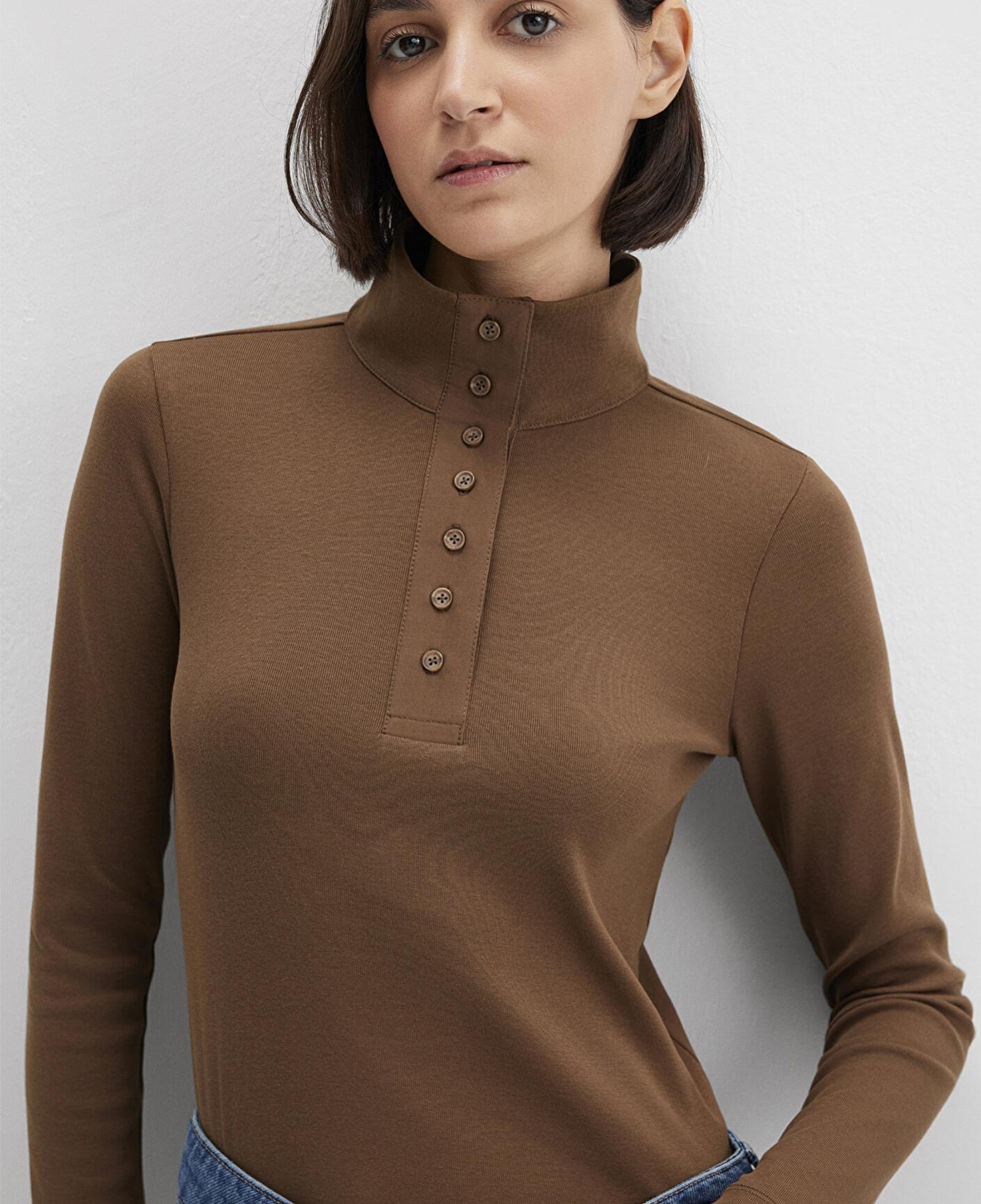 Mavi Düğme Detaylı Dik Yaka Kahverengi Tişört Fitted / Vücuda Oturan Kesim 1613614-71590