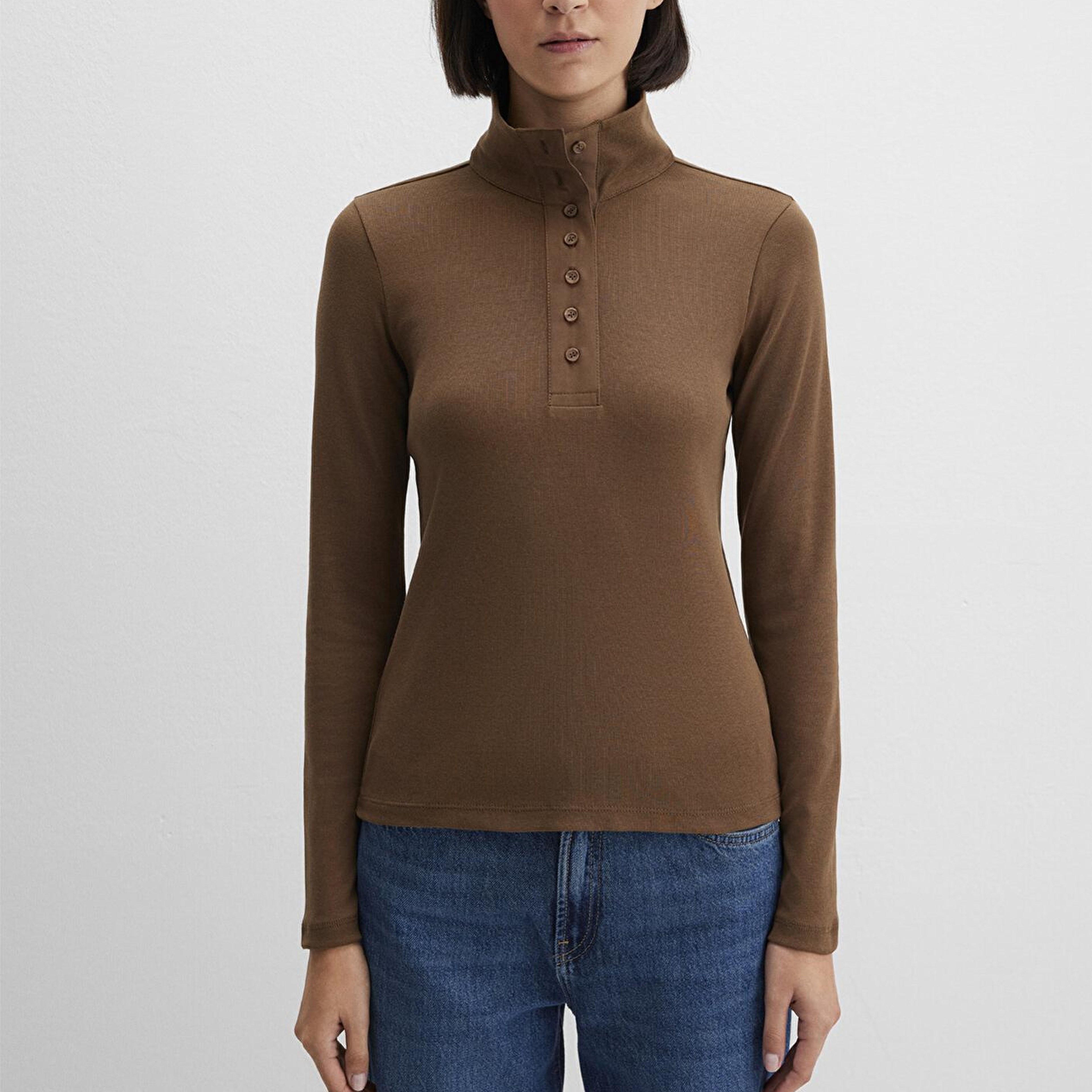 Mavi Düğme Detaylı Dik Yaka Kahverengi Tişört Fitted / Vücuda Oturan Kesim 1613614-71590