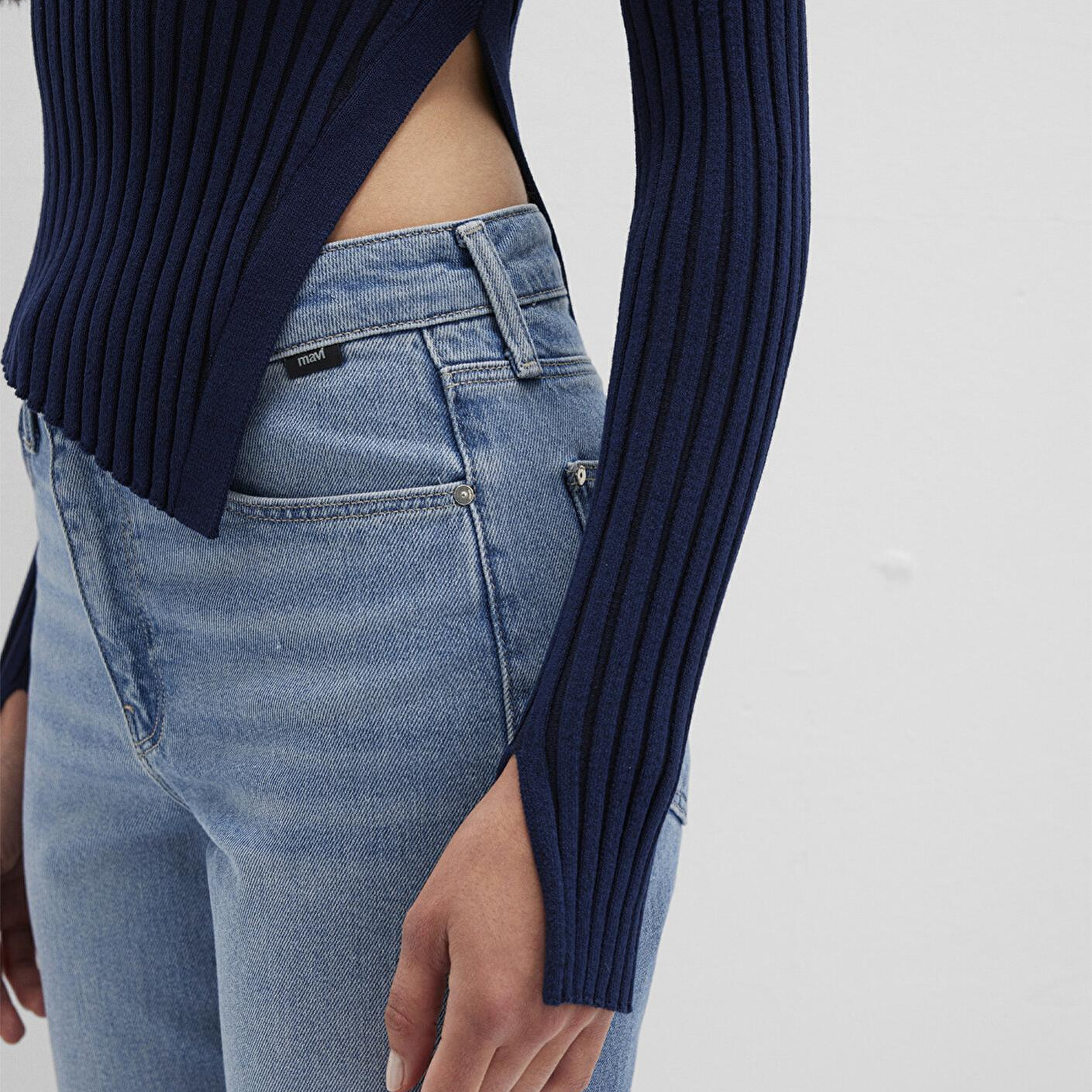 Mavi Yırtmaç Detaylı Lacivert Kazak Fitted / Vücuda Oturan Kesim 1710789-70497