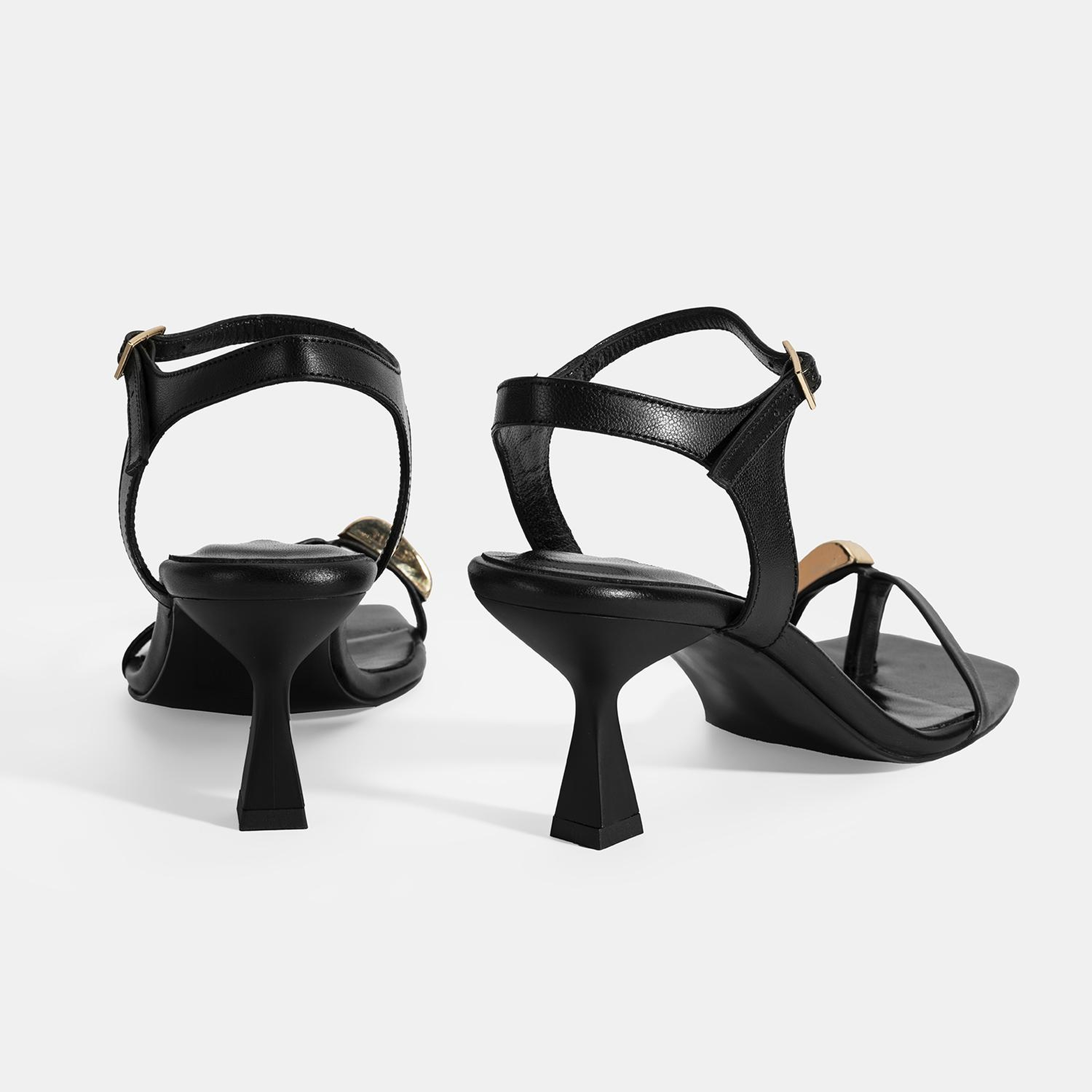 Kadın Siyah Metal Aksesuarlı Parmak Arası Topuklu Ayakkabı