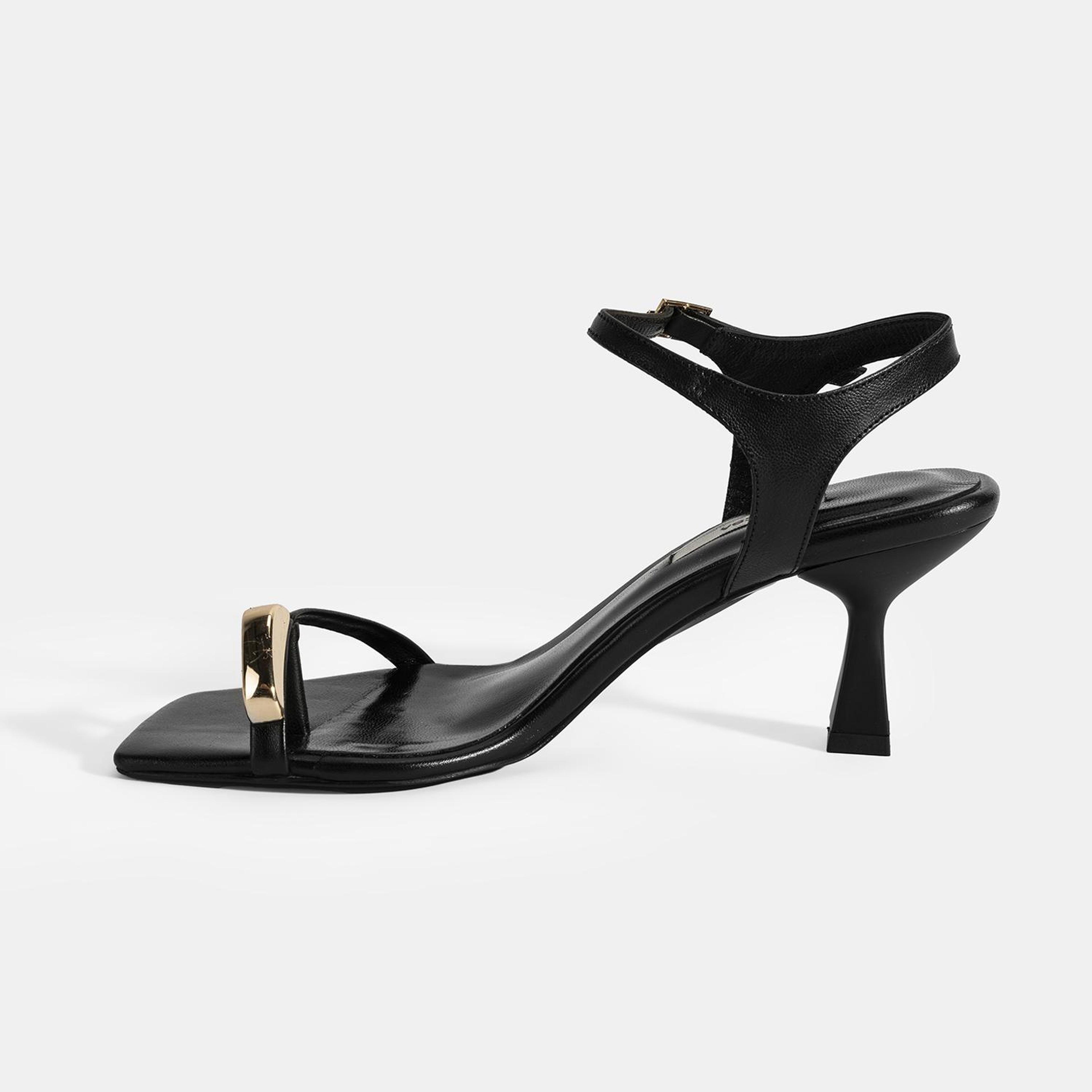 Kadın Siyah Metal Aksesuarlı Parmak Arası Topuklu Ayakkabı