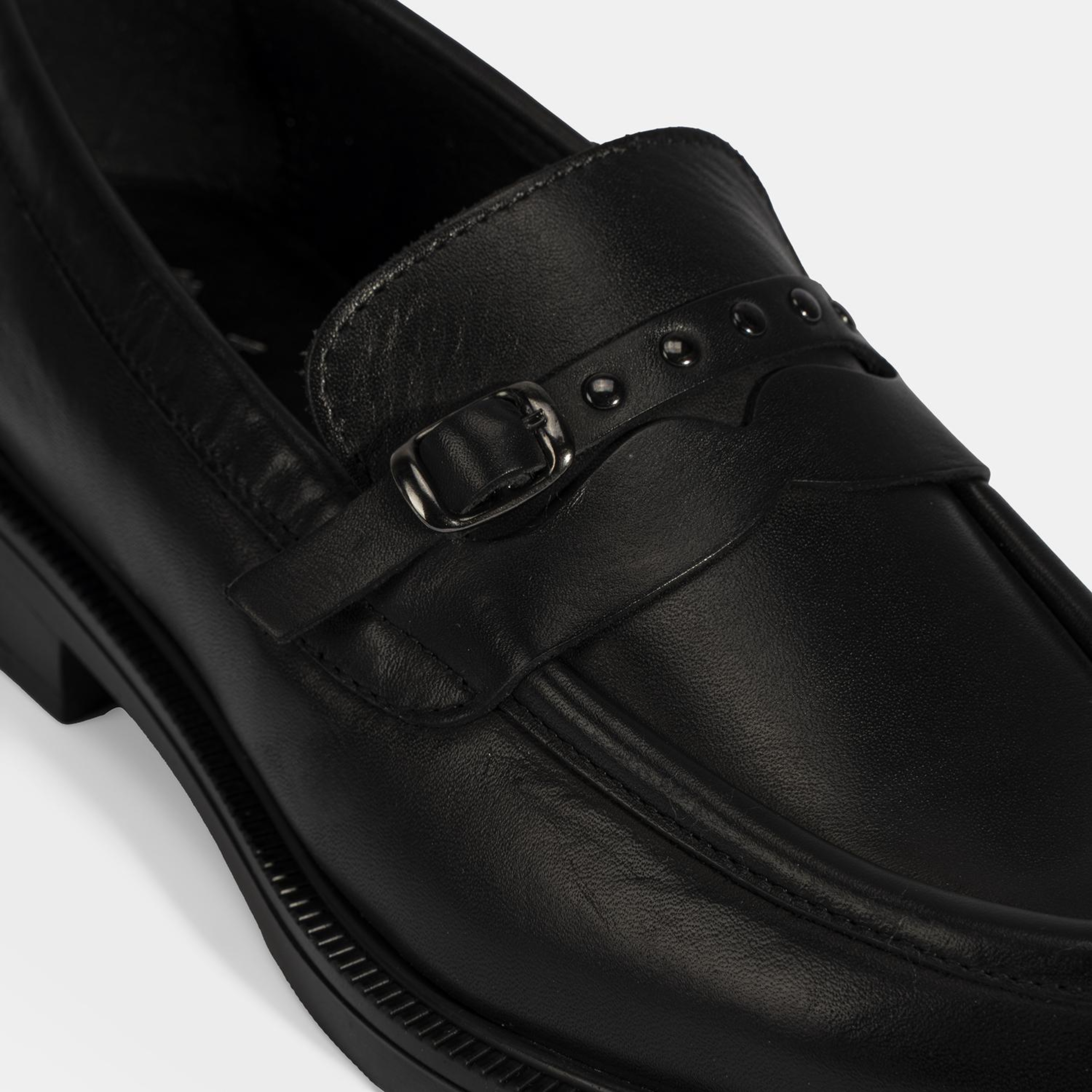 Kadın Siyah Metal Toka Detaylı Deri Loafer