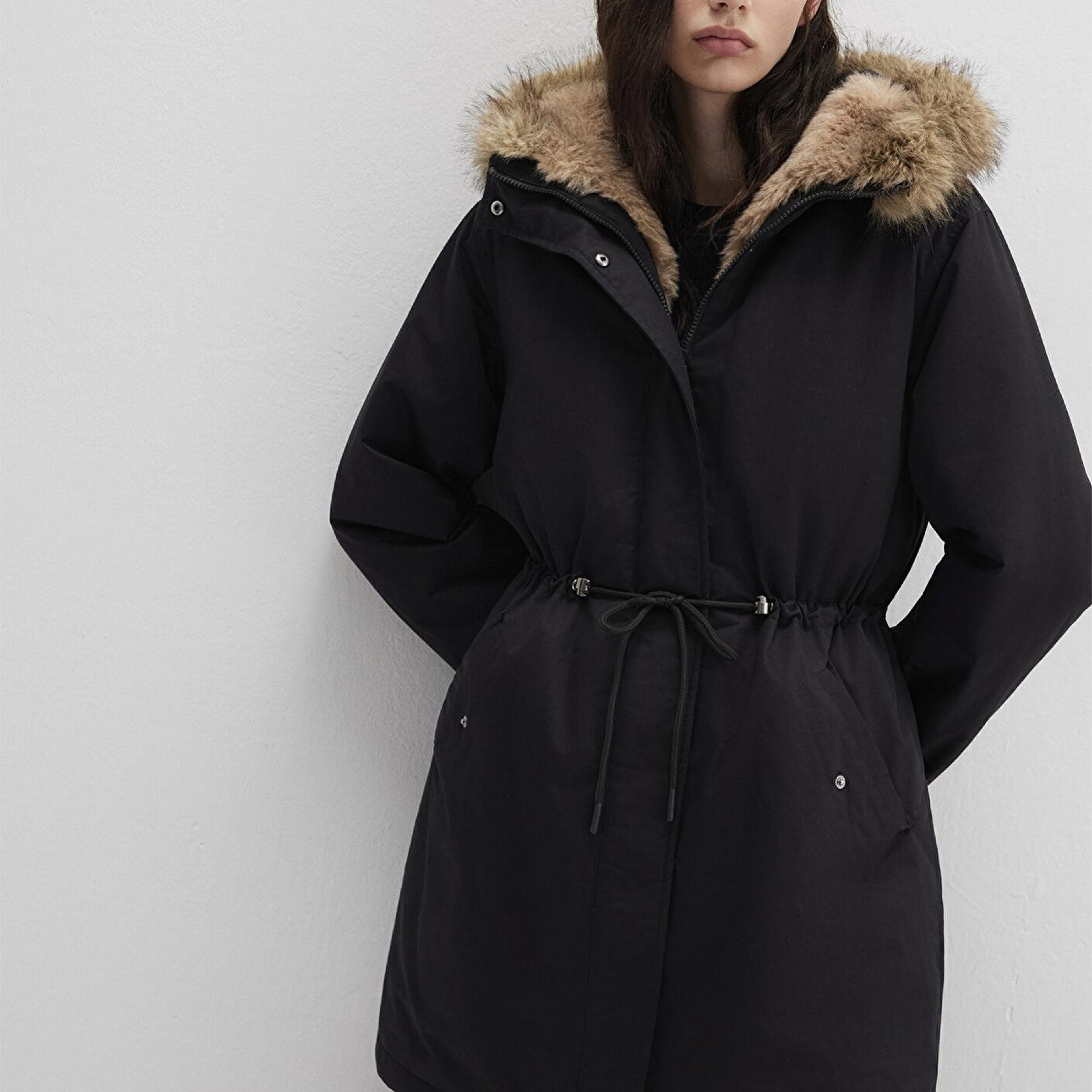 Mavi Suni Kürk Detaylı Siyah Parka Loose Fit / Bol Rahat Kesim 1110786-900