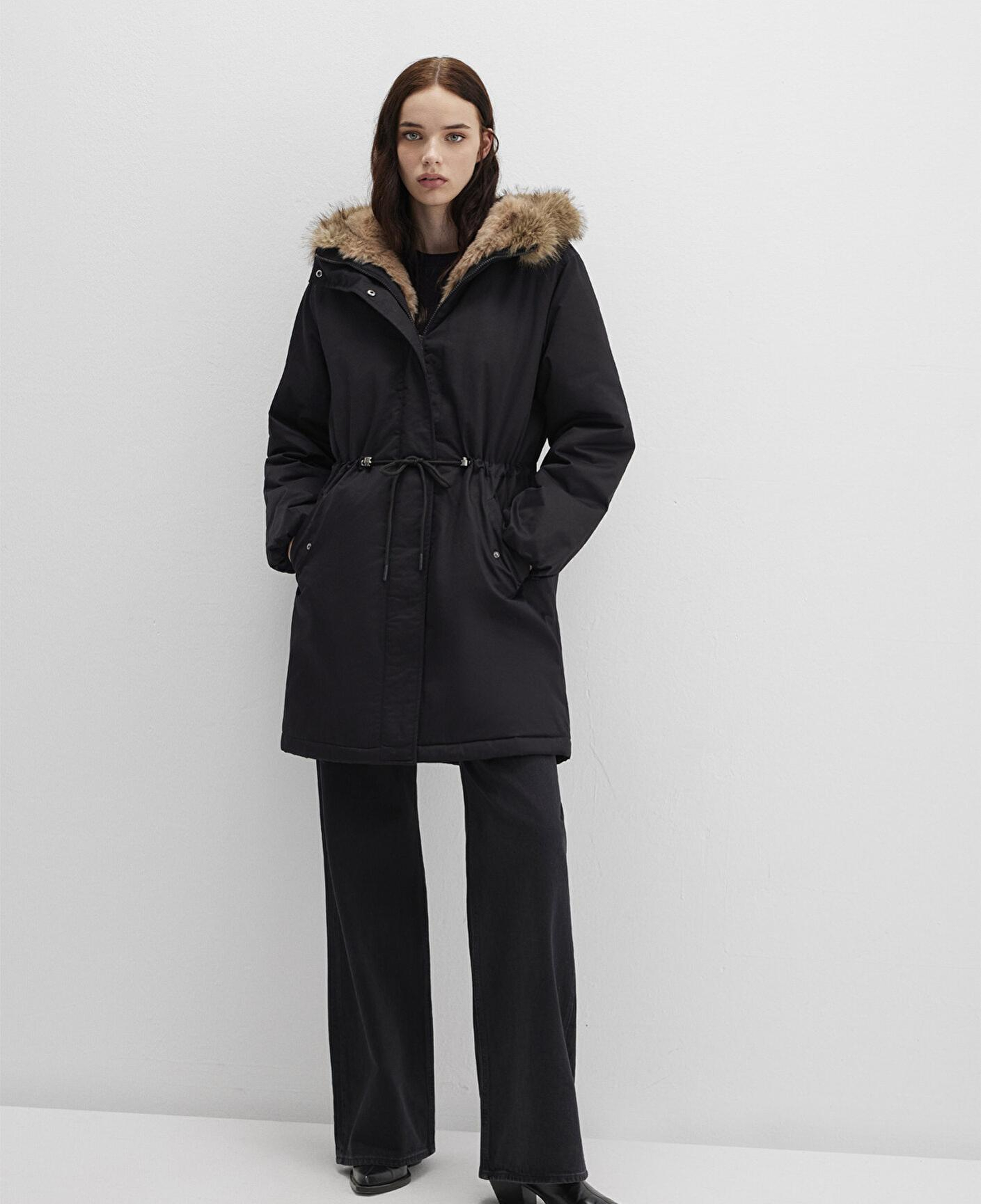 Mavi Suni Kürk Detaylı Siyah Parka Loose Fit / Bol Rahat Kesim 1110786-900