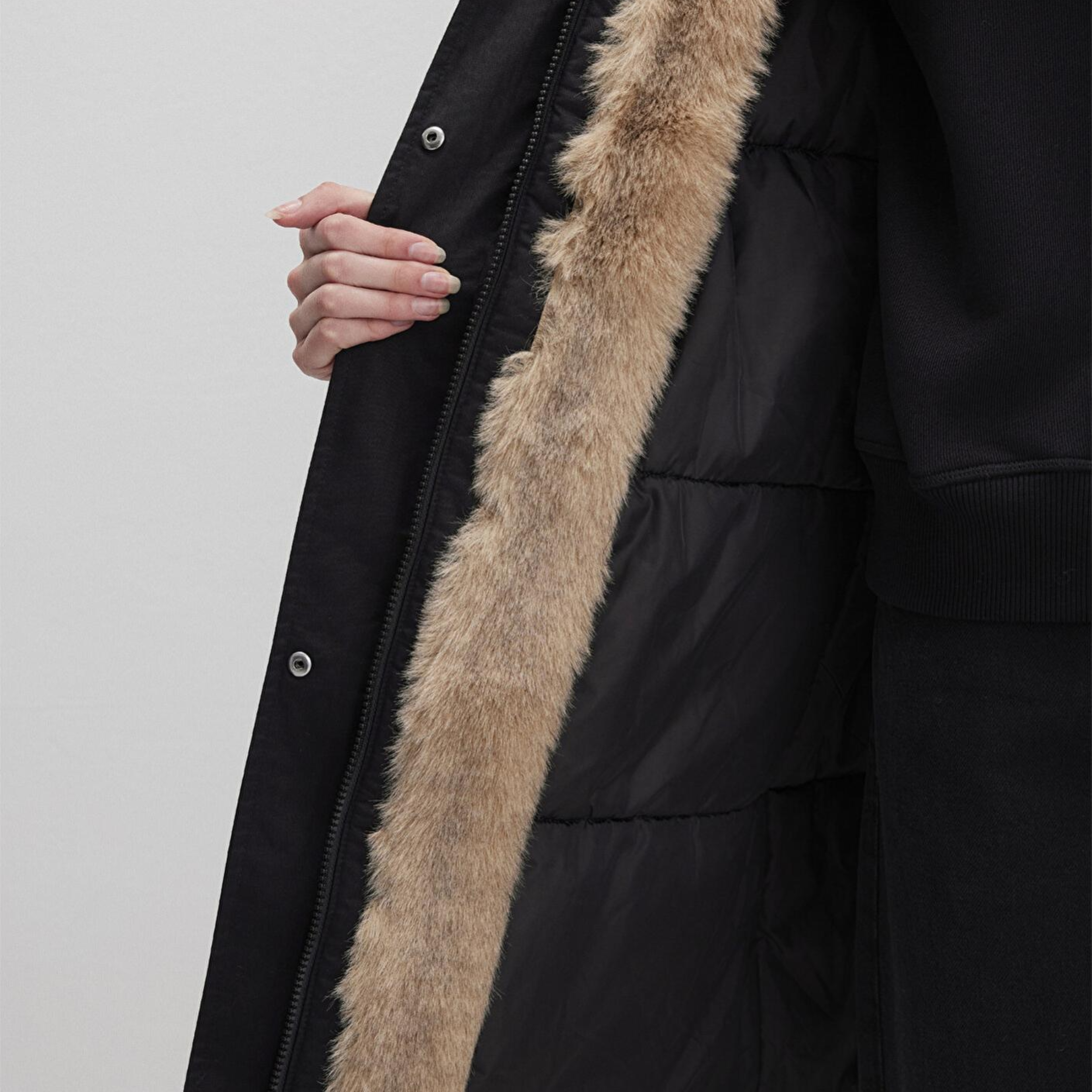 Mavi Suni Kürk Detaylı Siyah Parka Loose Fit / Bol Rahat Kesim 1110786-900