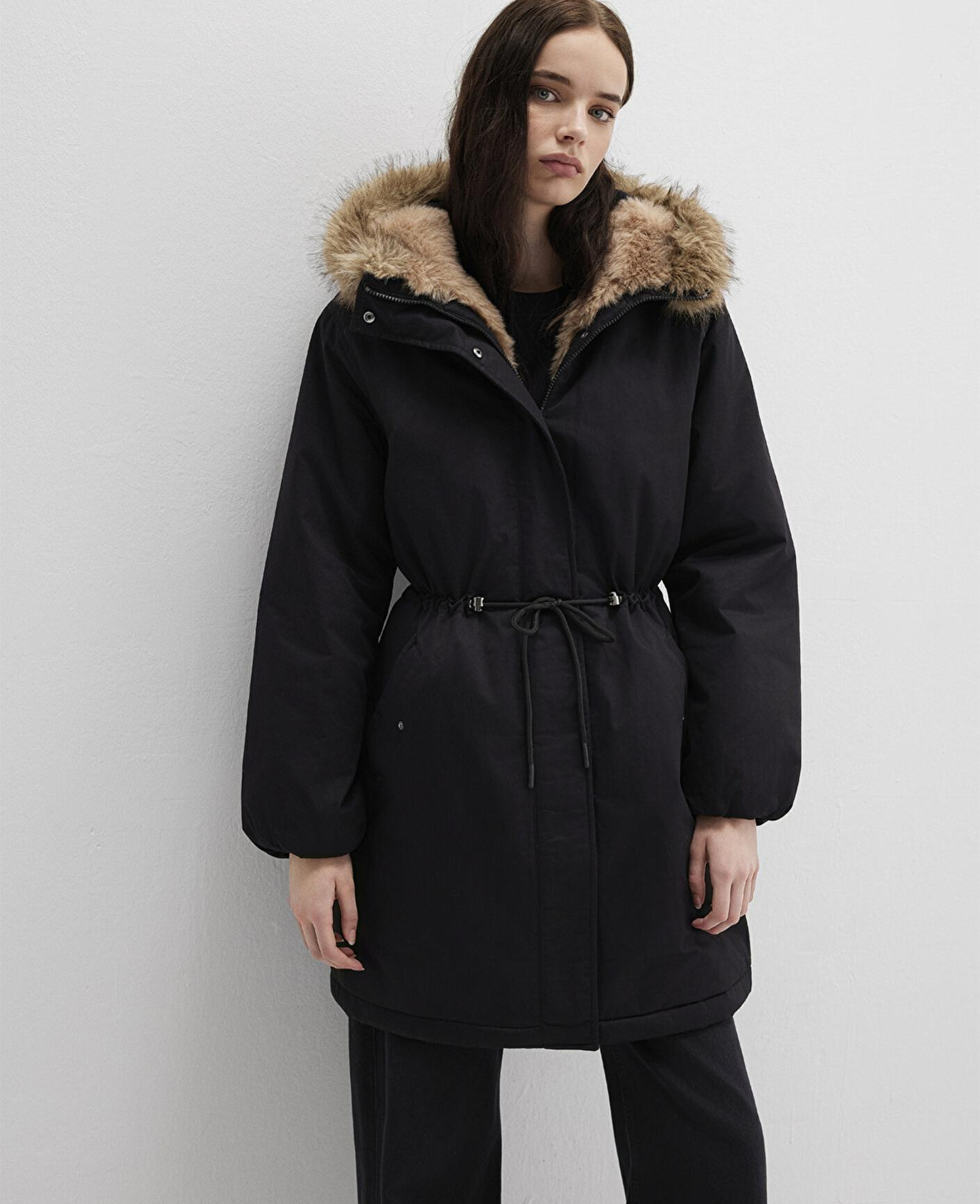 Mavi Suni Kürk Detaylı Siyah Parka Loose Fit / Bol Rahat Kesim 1110786-900