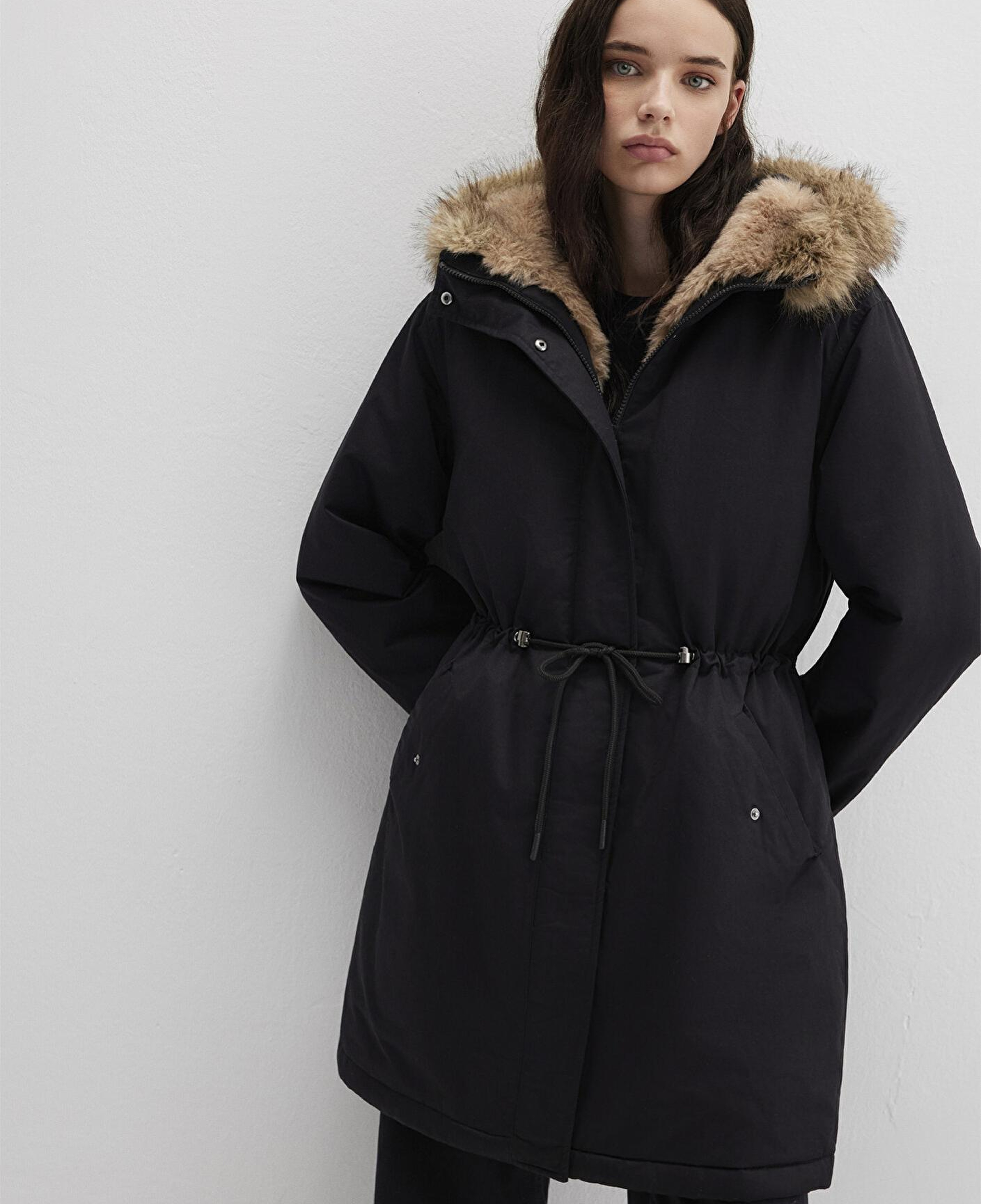 Mavi Suni Kürk Detaylı Siyah Parka Loose Fit / Bol Rahat Kesim 1110786-900