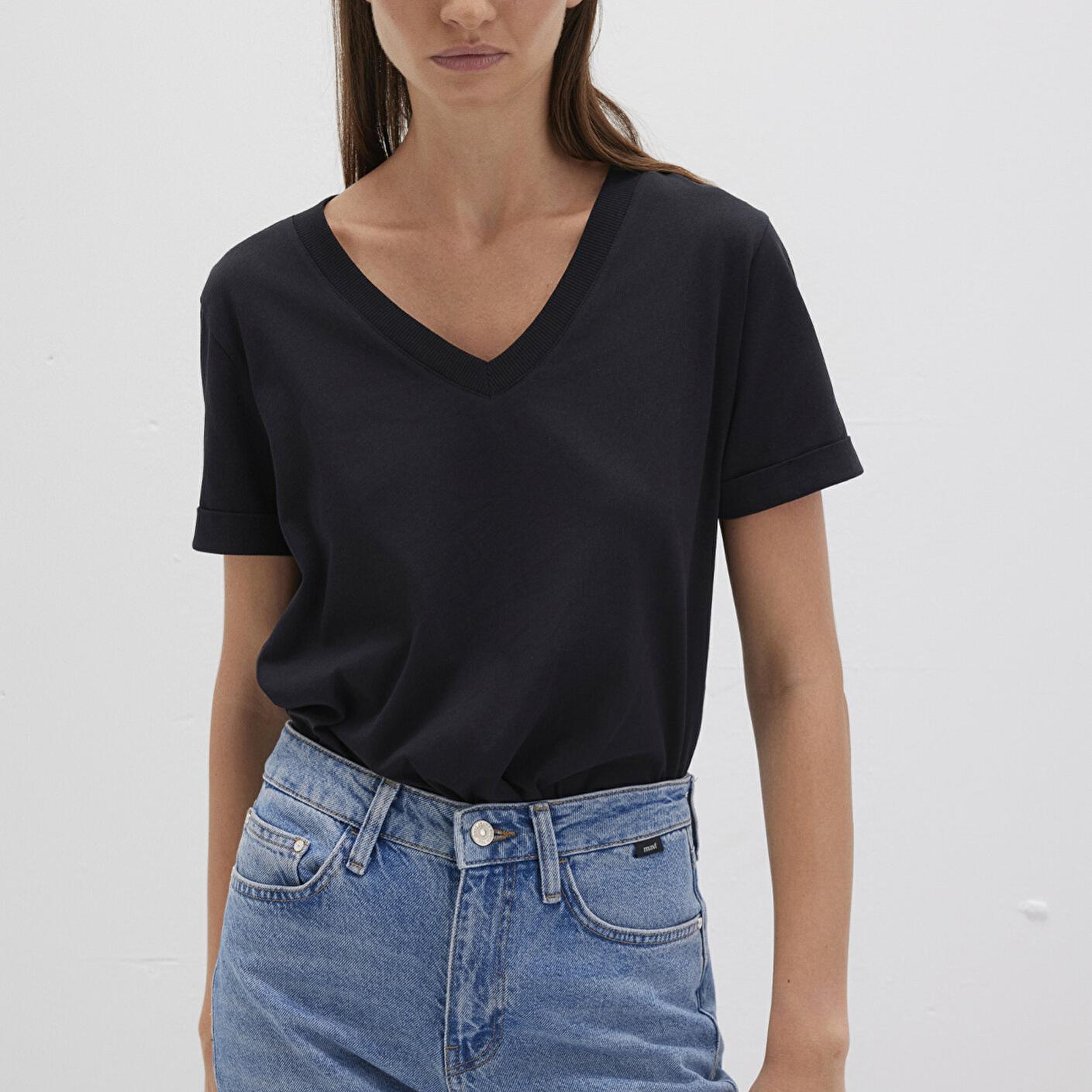 Mavi V Yaka Siyah Basic Tişört Regular Fit / Normal Kesim 166248-900