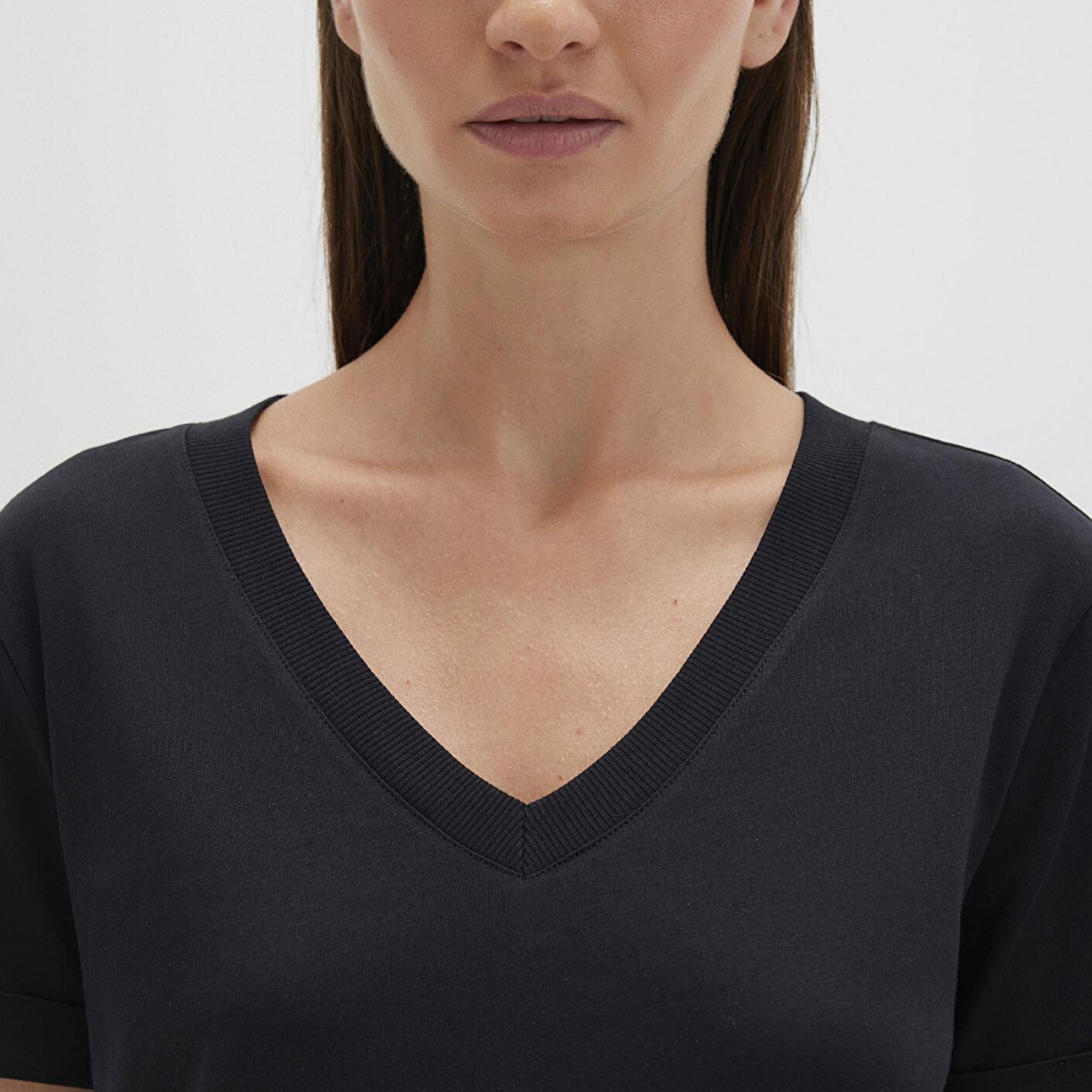 Mavi V Yaka Siyah Basic Tişört Regular Fit / Normal Kesim 166248-900