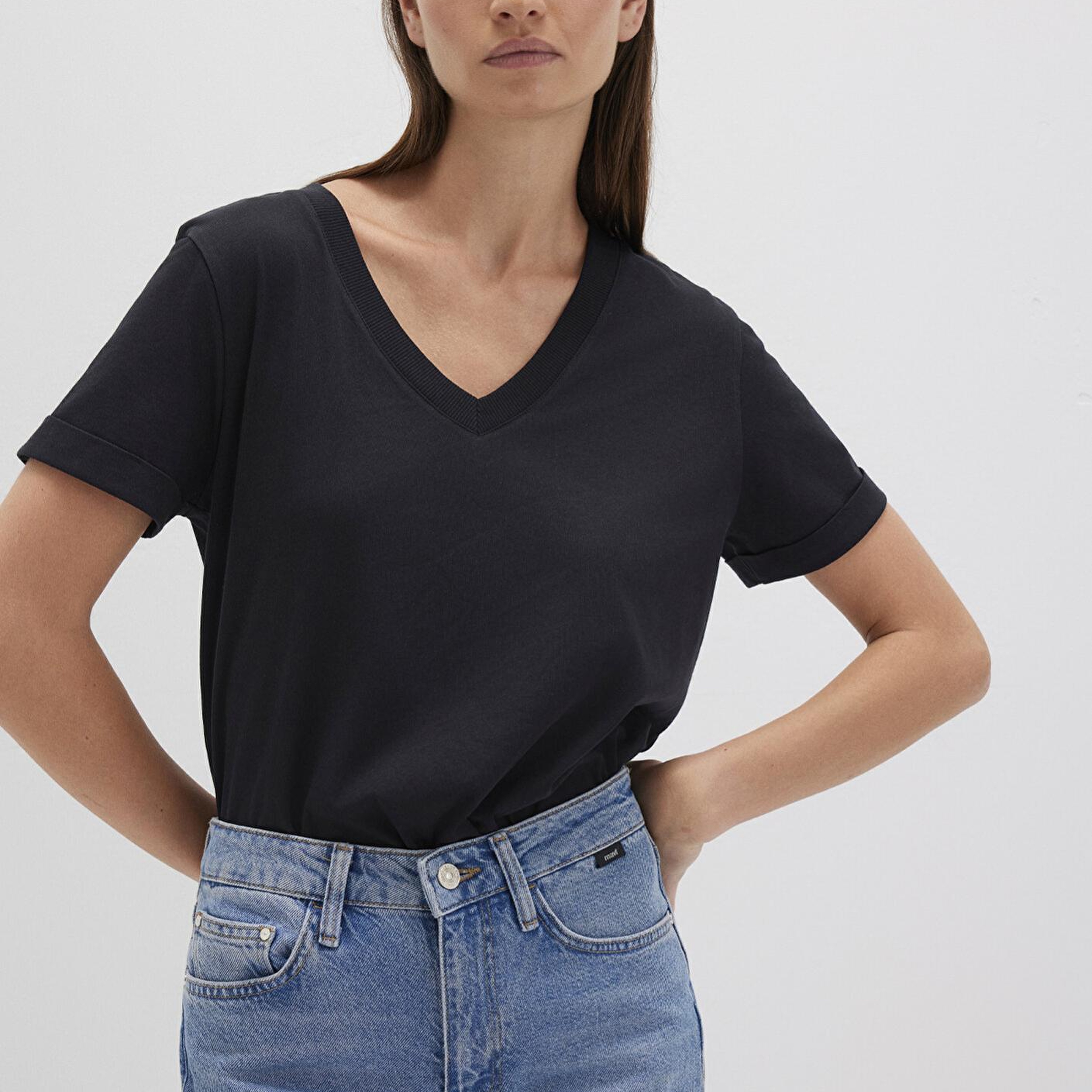 Mavi V Yaka Siyah Basic Tişört Regular Fit / Normal Kesim 166248-900