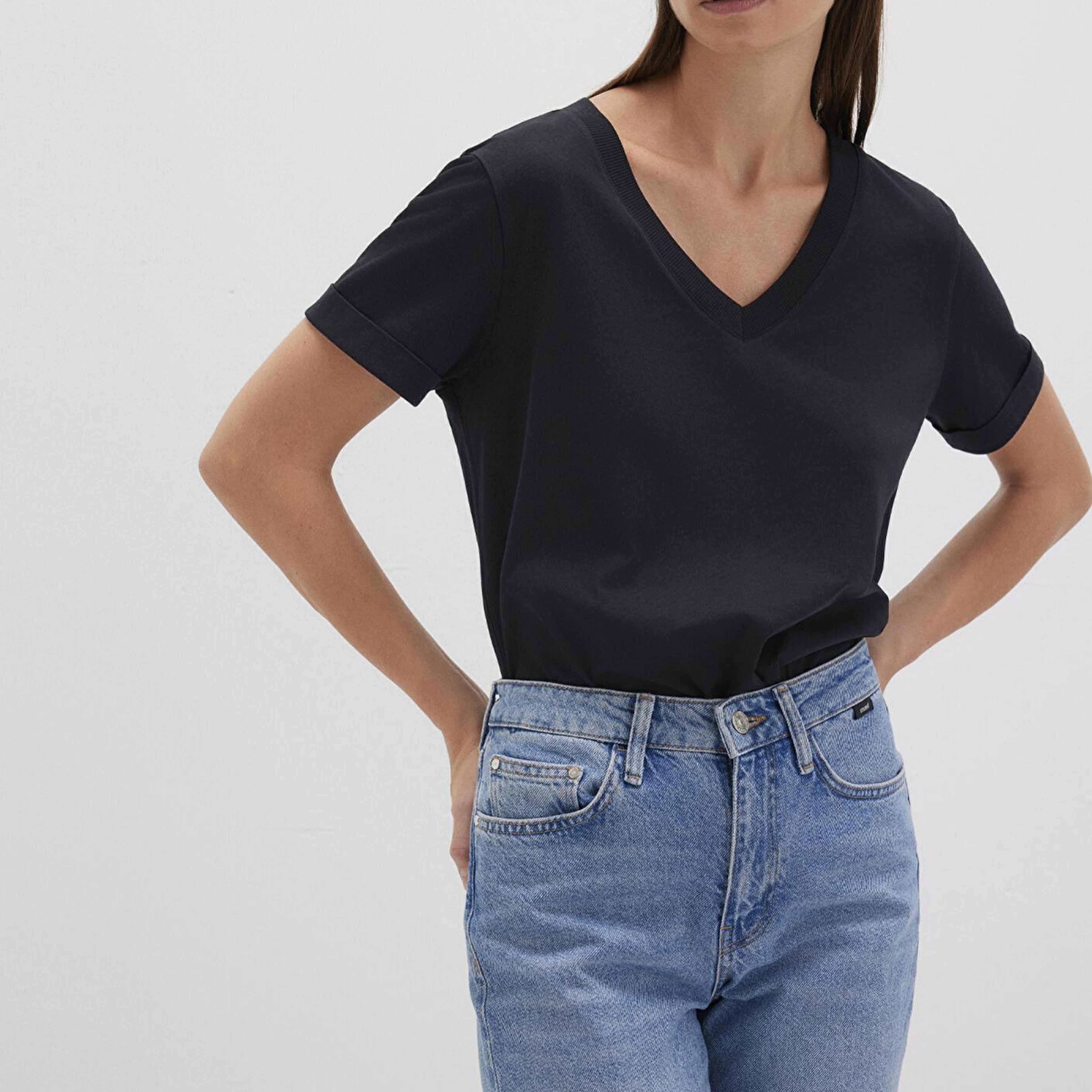 Mavi V Yaka Siyah Basic Tişört Regular Fit / Normal Kesim 166248-900