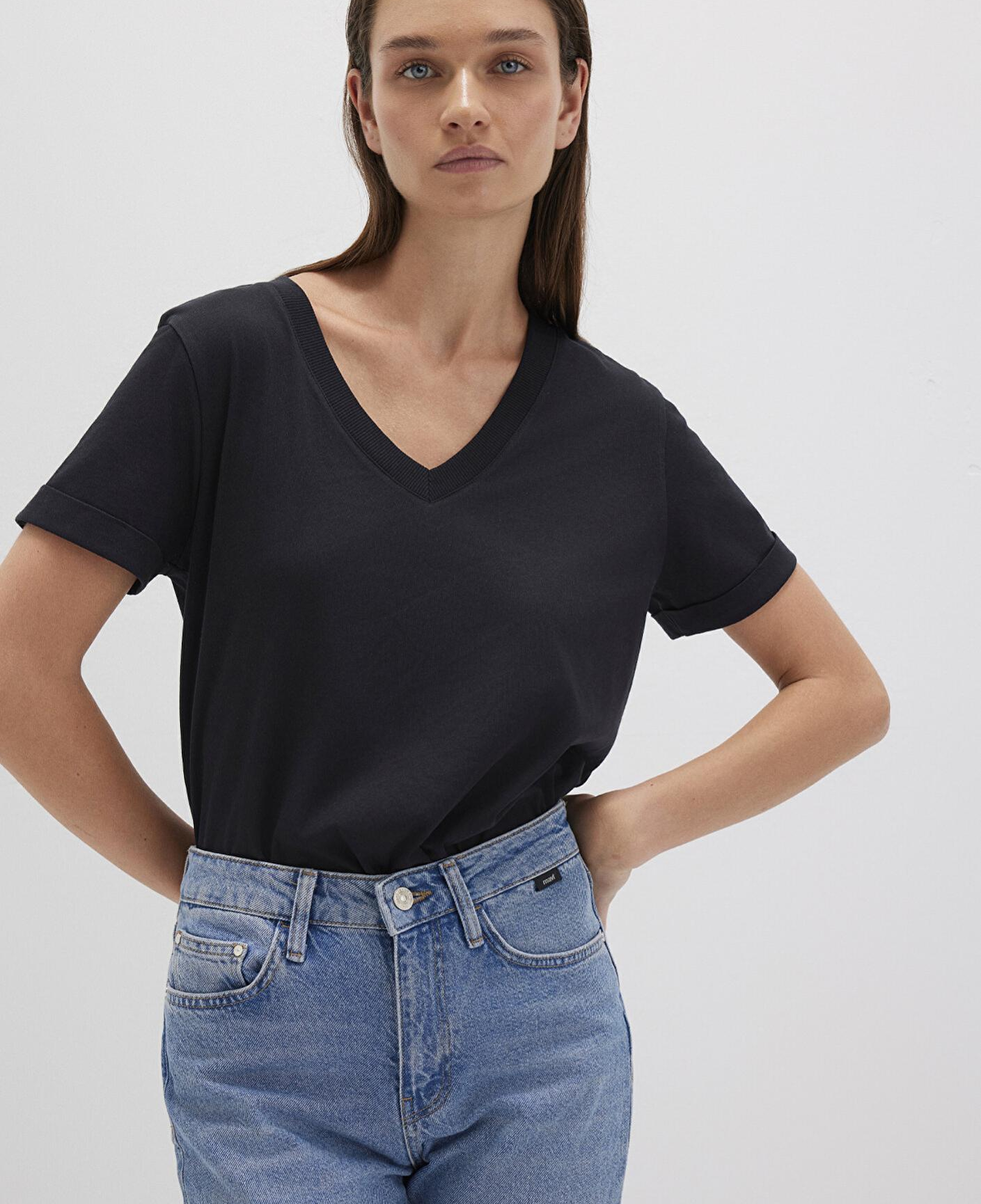 Mavi V Yaka Siyah Basic Tişört Regular Fit / Normal Kesim 166248-900