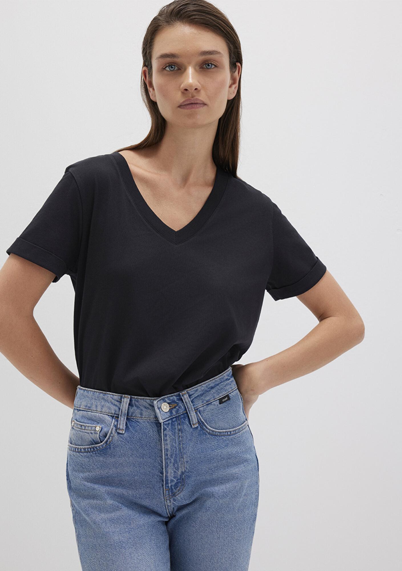 Mavi V Yaka Siyah Basic Tişört Regular Fit / Normal Kesim 166248-900