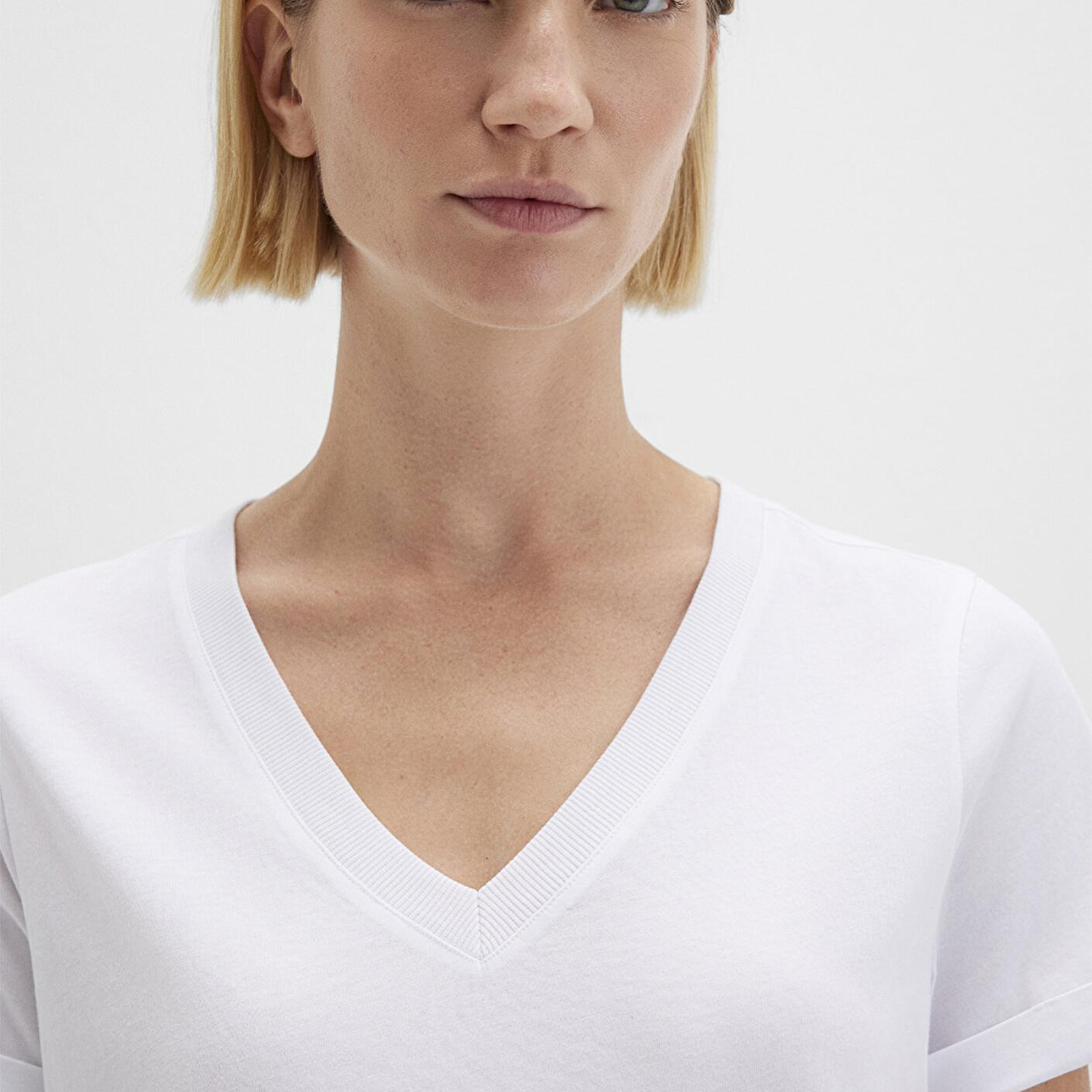 Mavi V Yaka Beyaz Basic Tişört Regular Fit / Normal Kesim 166248-620