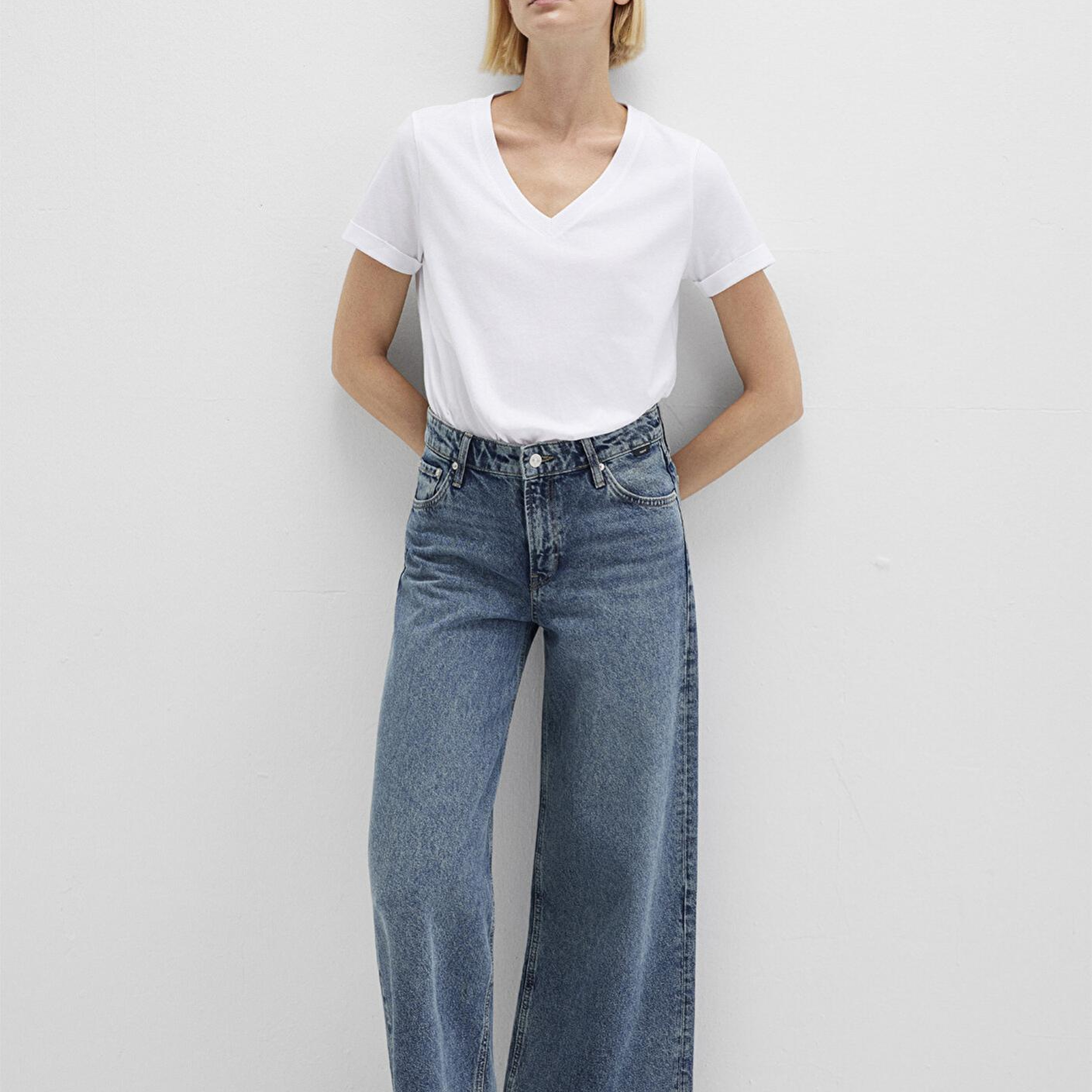 Mavi V Yaka Beyaz Basic Tişört Regular Fit / Normal Kesim 166248-620