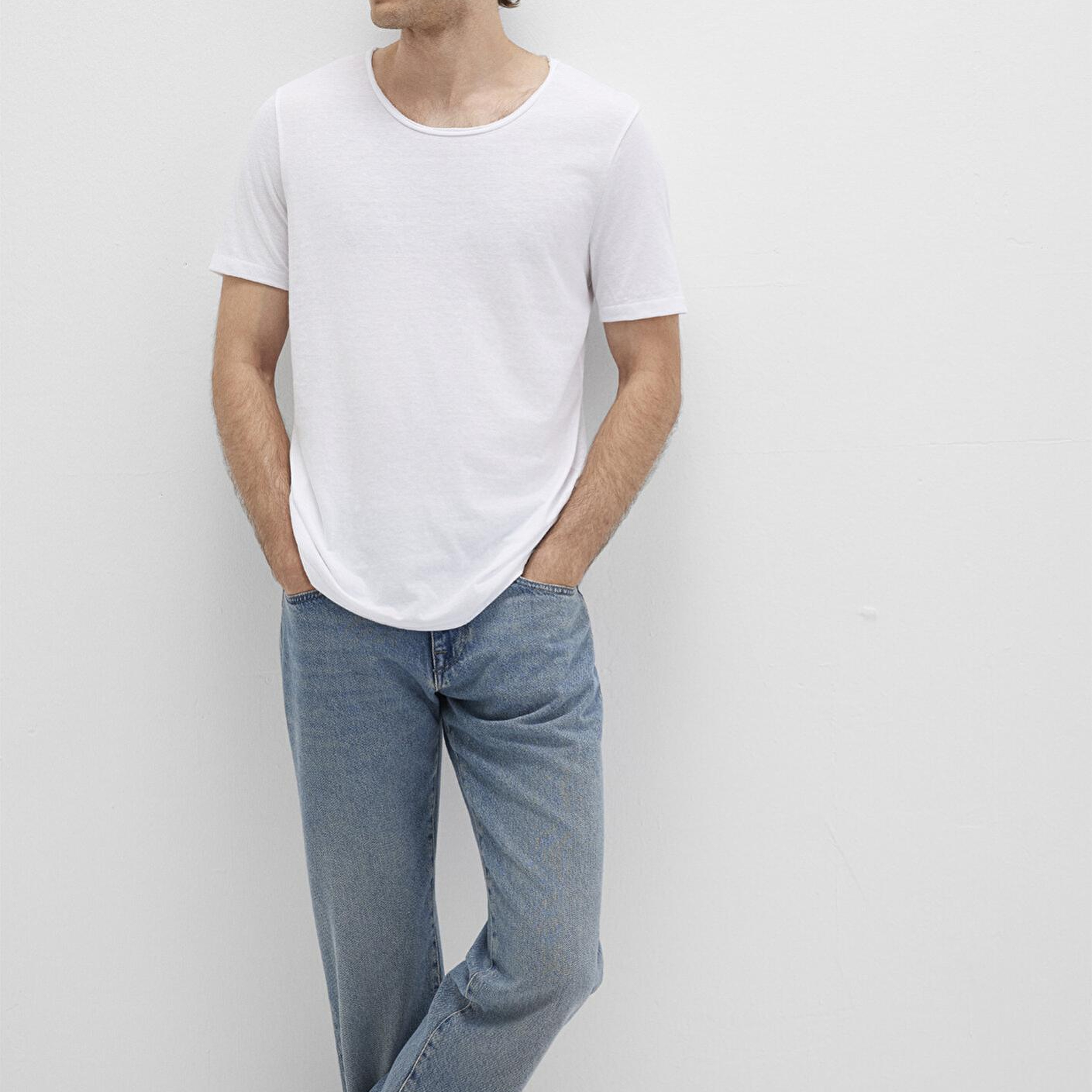 Mavi Yaka Detaylı Beyaz Tişört Fitted / Vücuda Oturan Kesim 064019-620