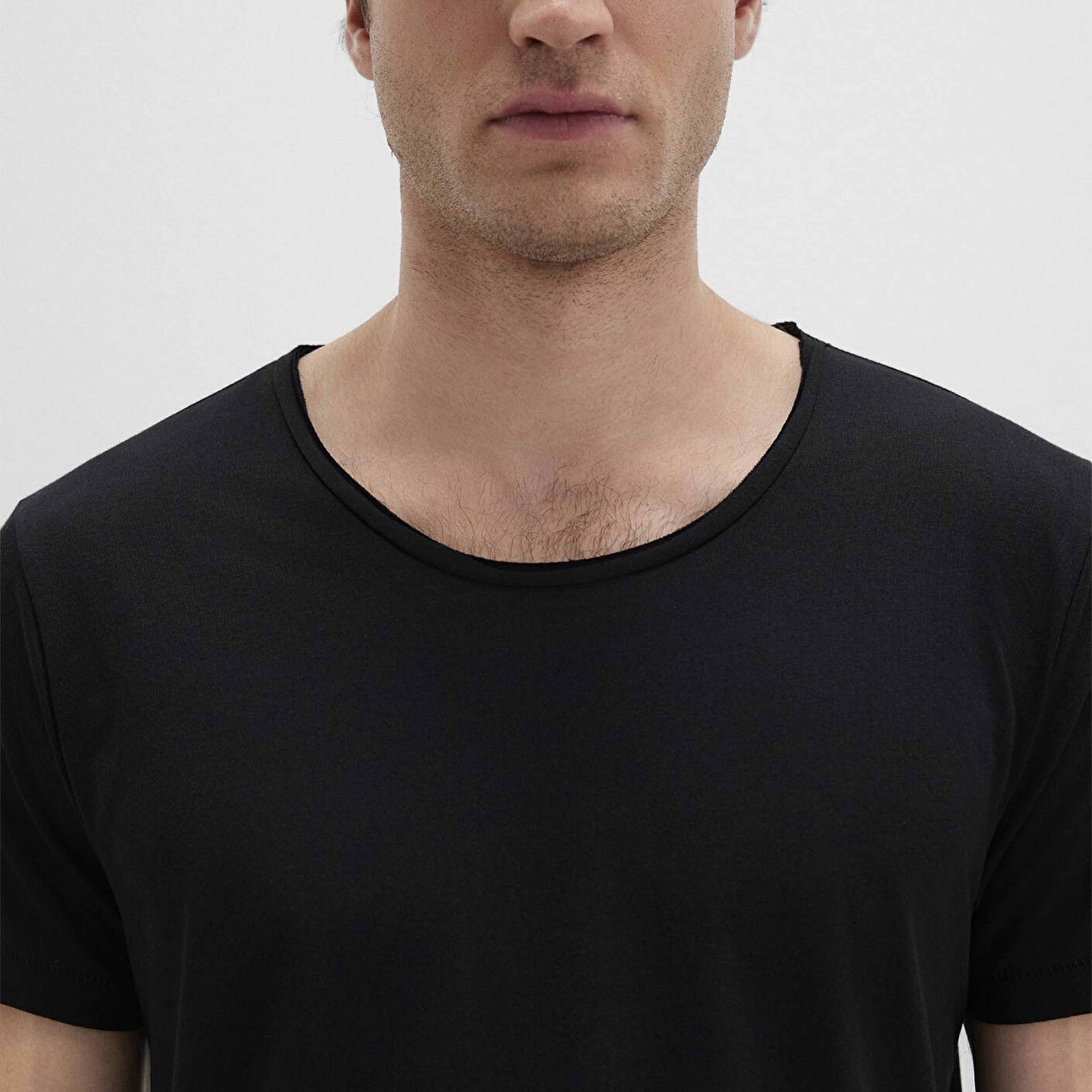 Mavi Yaka Detaylı Siyah Tişört Fitted / Vücuda Oturan Kesim 064019-20933