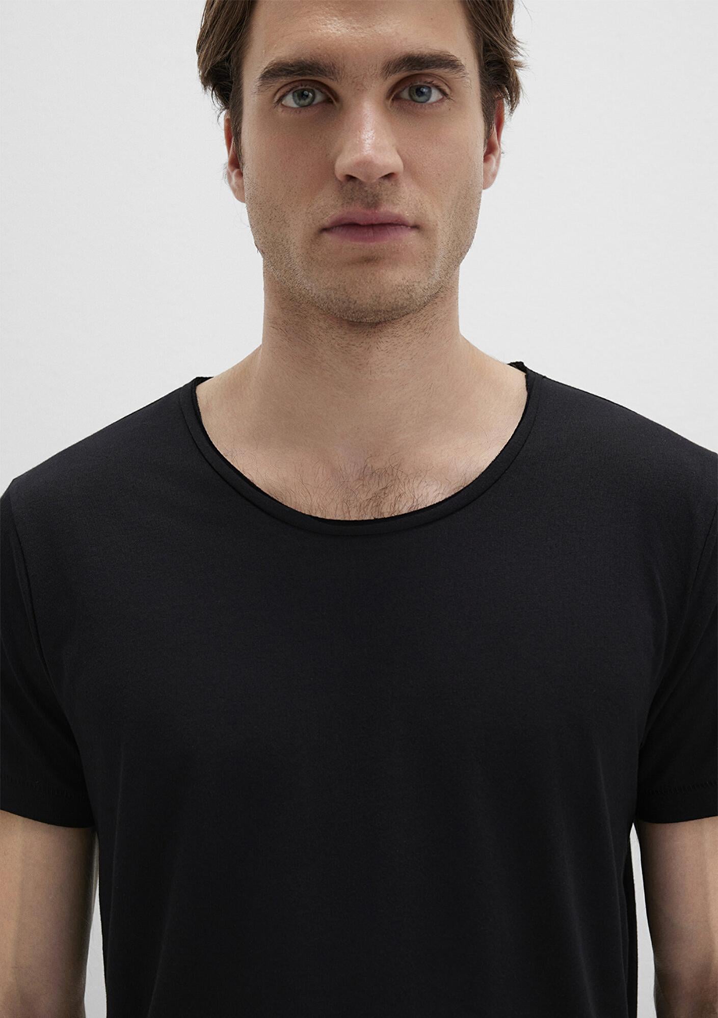 Mavi Yaka Detaylı Siyah Tişört Fitted / Vücuda Oturan Kesim 064019-20933