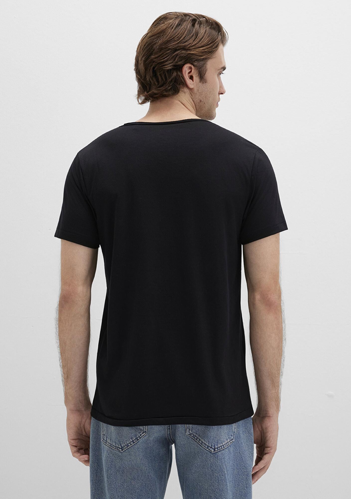 Mavi Yaka Detaylı Siyah Tişört Fitted / Vücuda Oturan Kesim 064019-20933