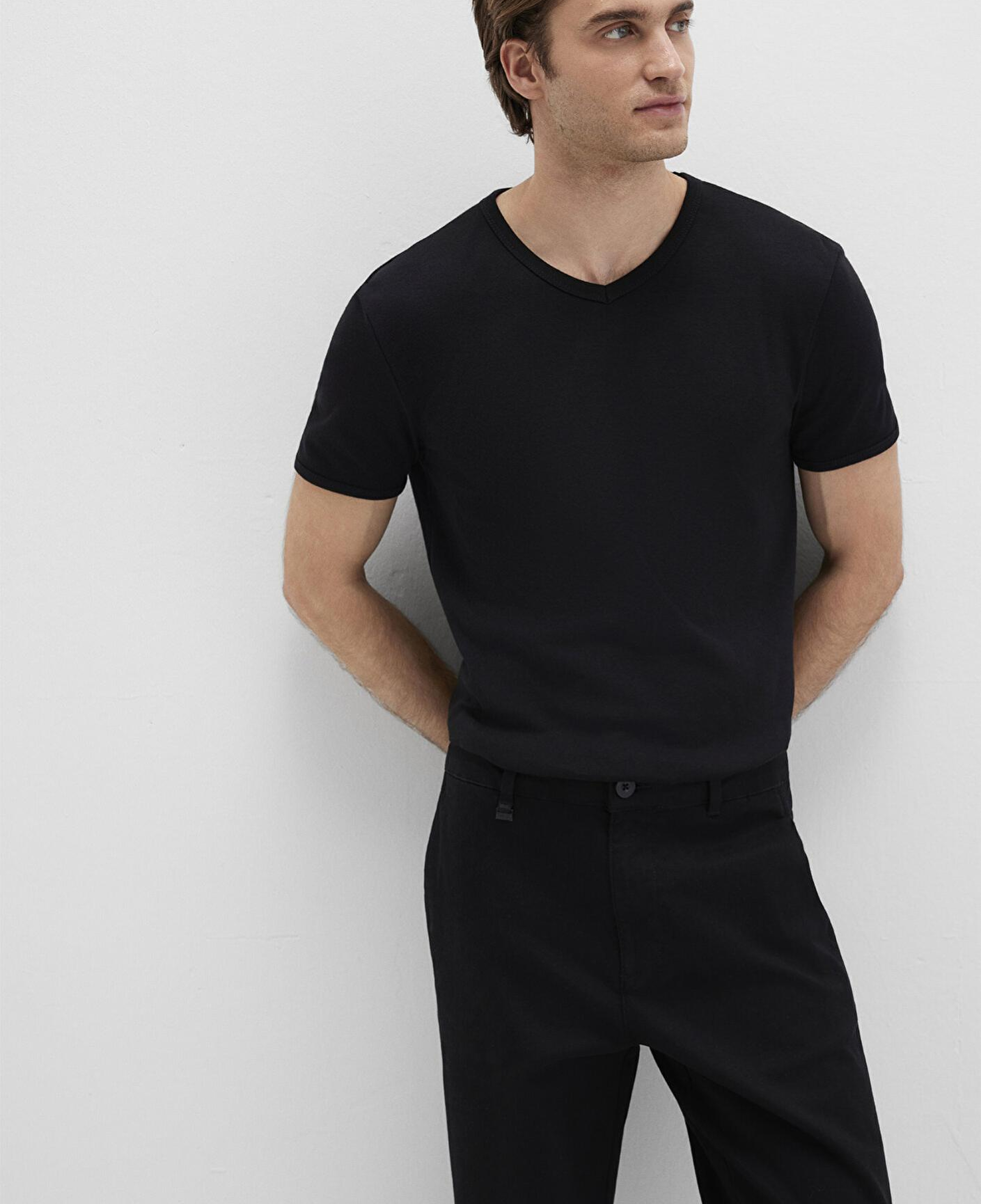 Mavi Ribana Detaylı V Yaka Siyah Tişört Fitted / Vücuda Oturan Kesim 063748-900