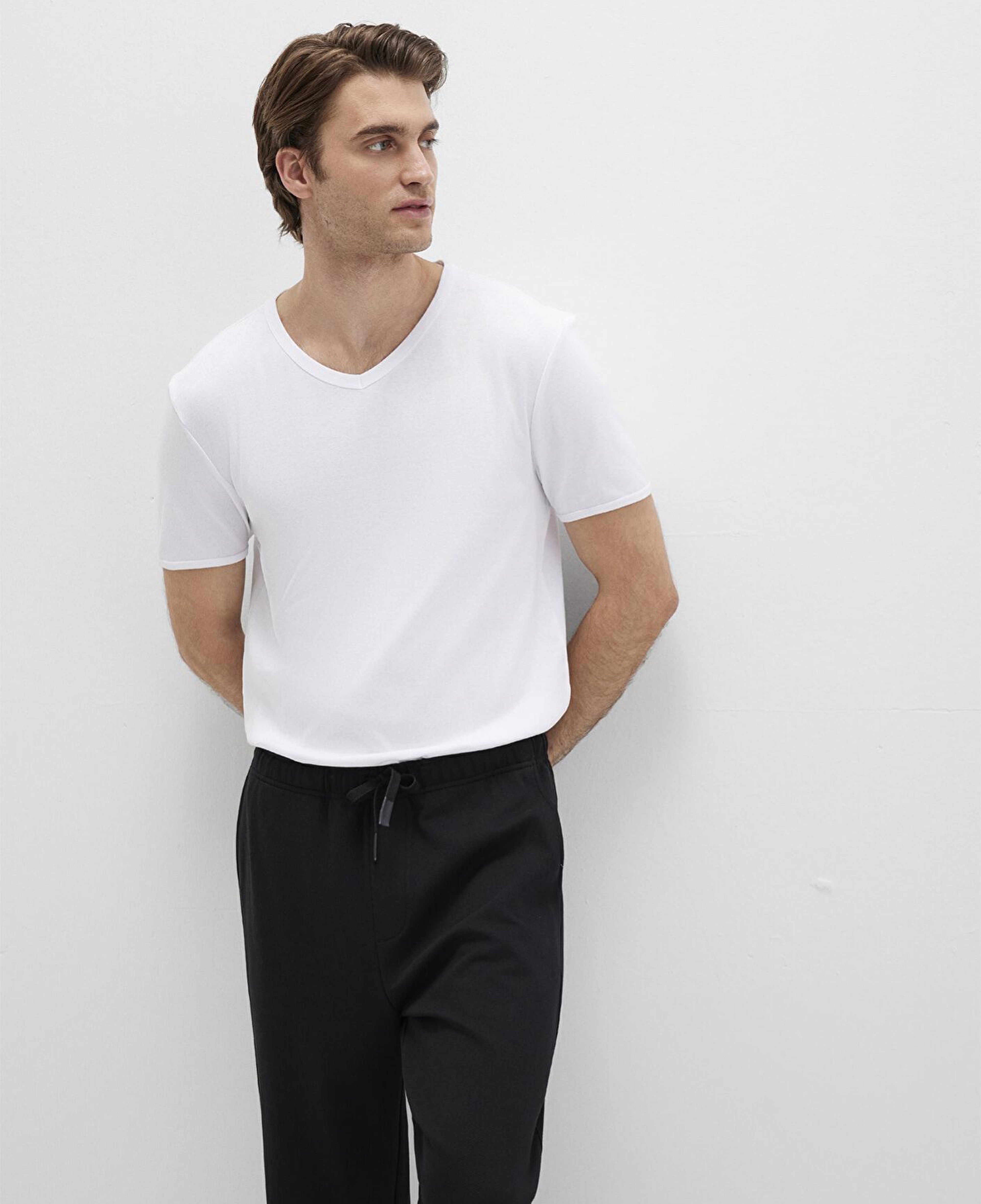 Mavi Ribana Detaylı V Yaka Beyaz Tişört Fitted / Vücuda Oturan Kesim 063748-620