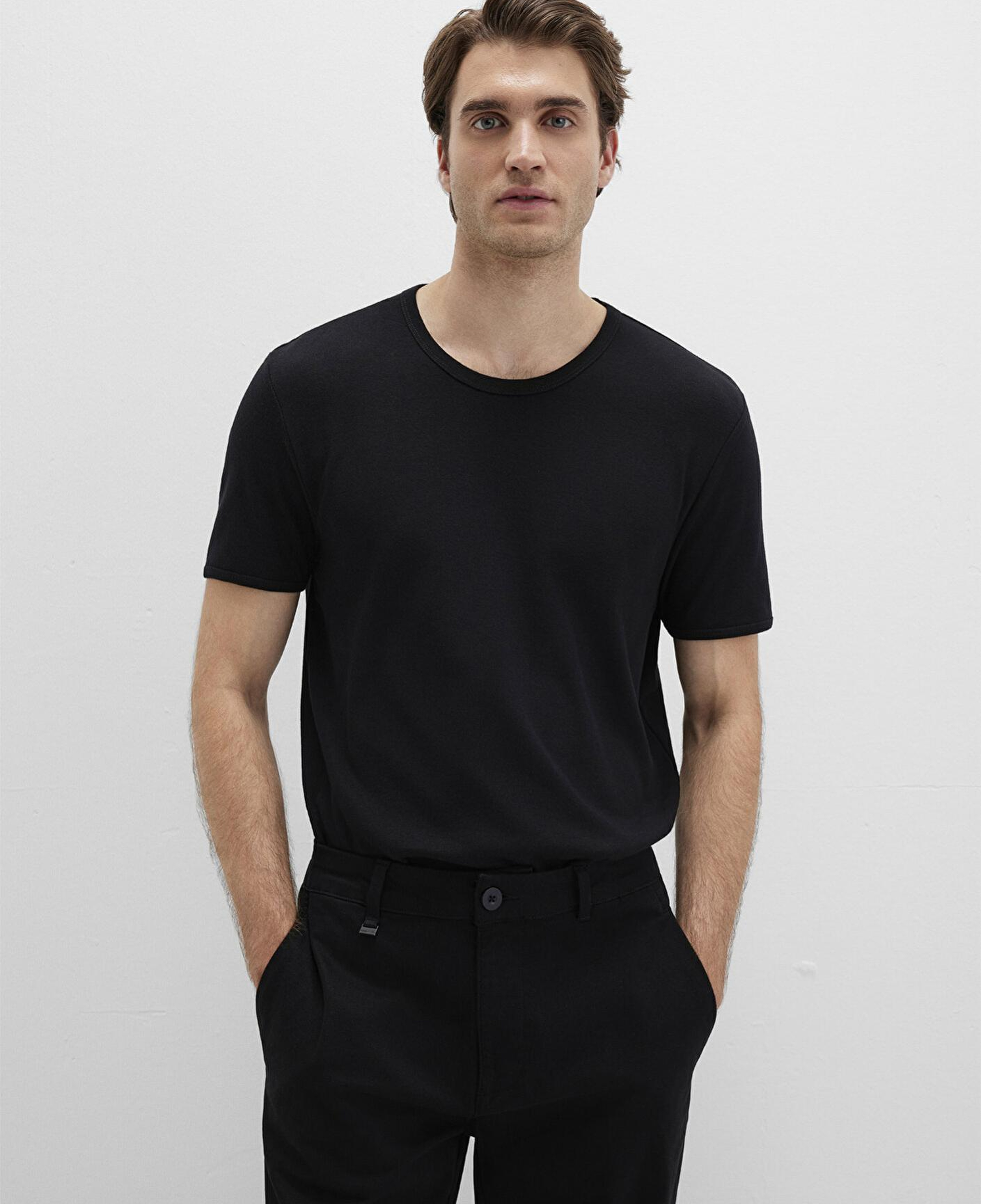 Mavi Ribana Detaylı Siyah Tişört Fitted / Vücuda Oturan Kesim 063747-900