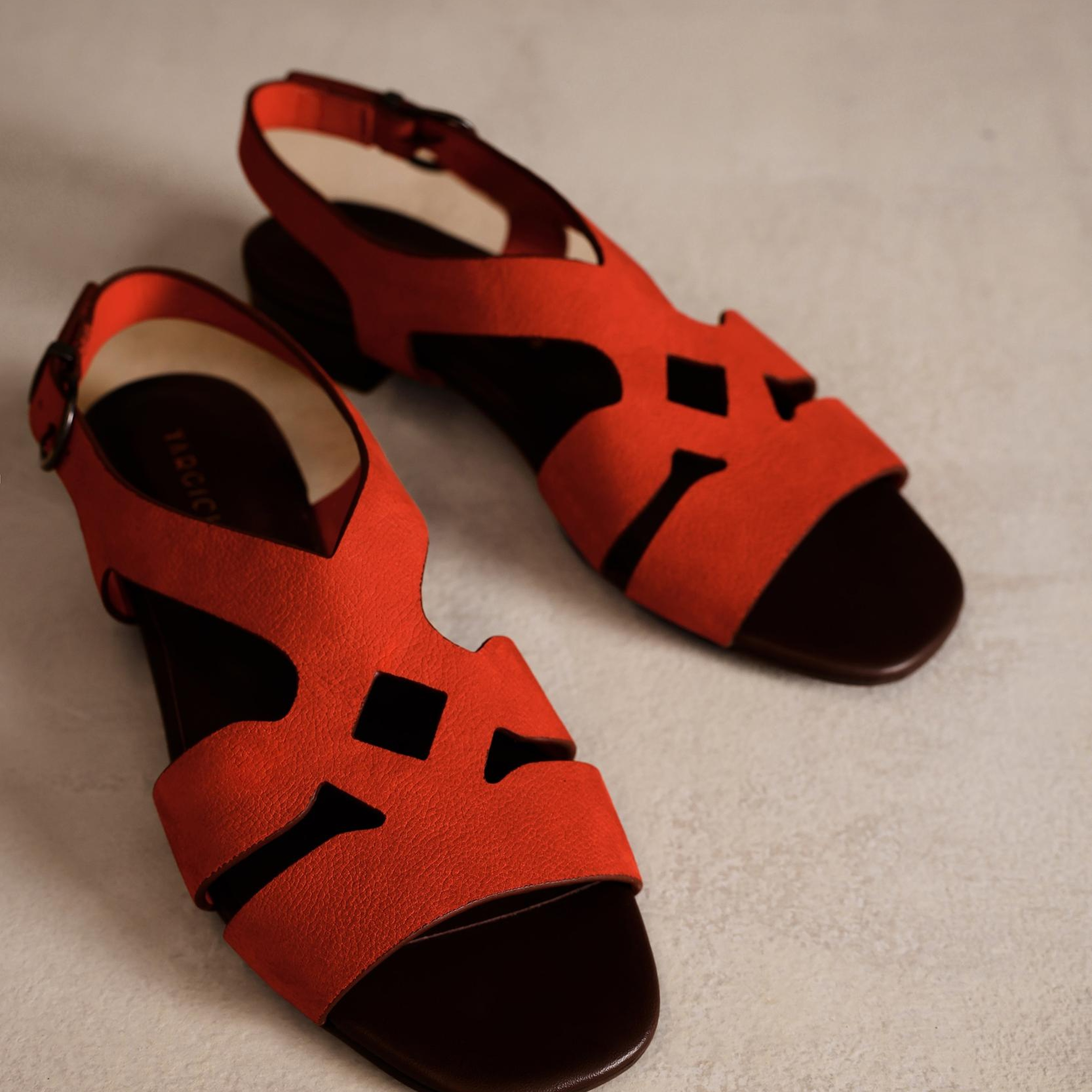 YARGICI Çapraz Bant Detaylı Deri Sandalet