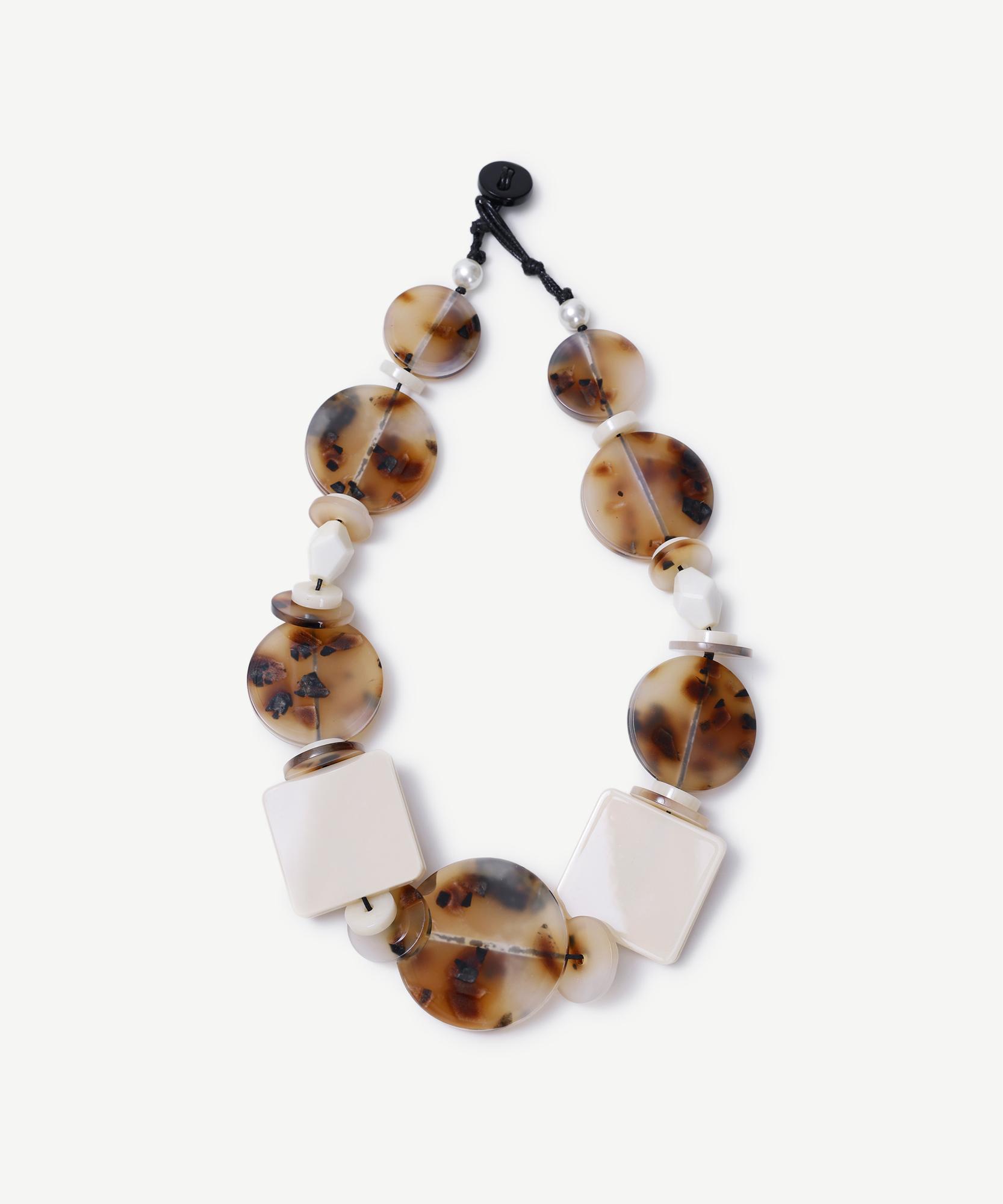 YARGICI Kapama Detaylı Akrilik Kolye