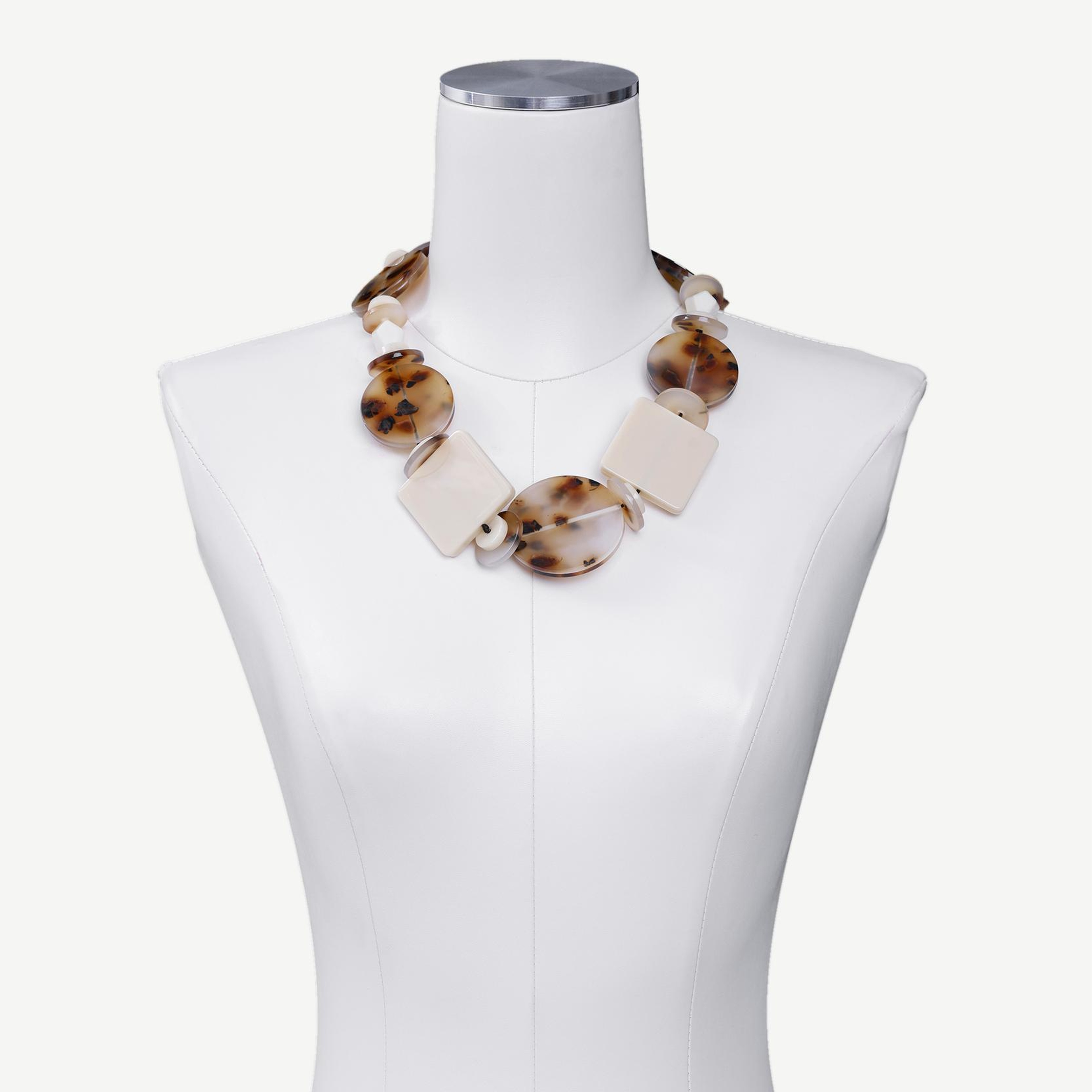 YARGICI Kapama Detaylı Akrilik Kolye