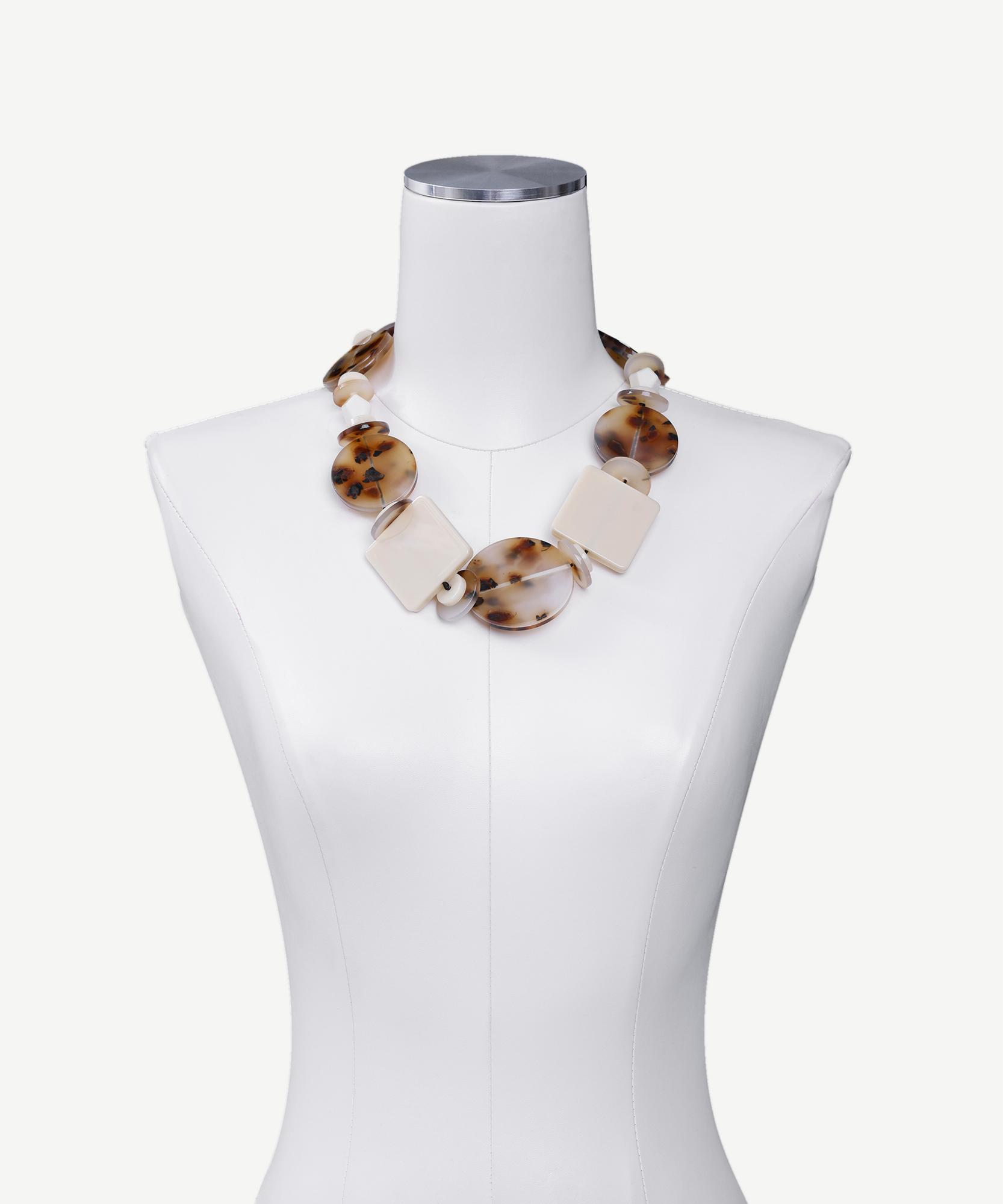 YARGICI Kapama Detaylı Akrilik Kolye