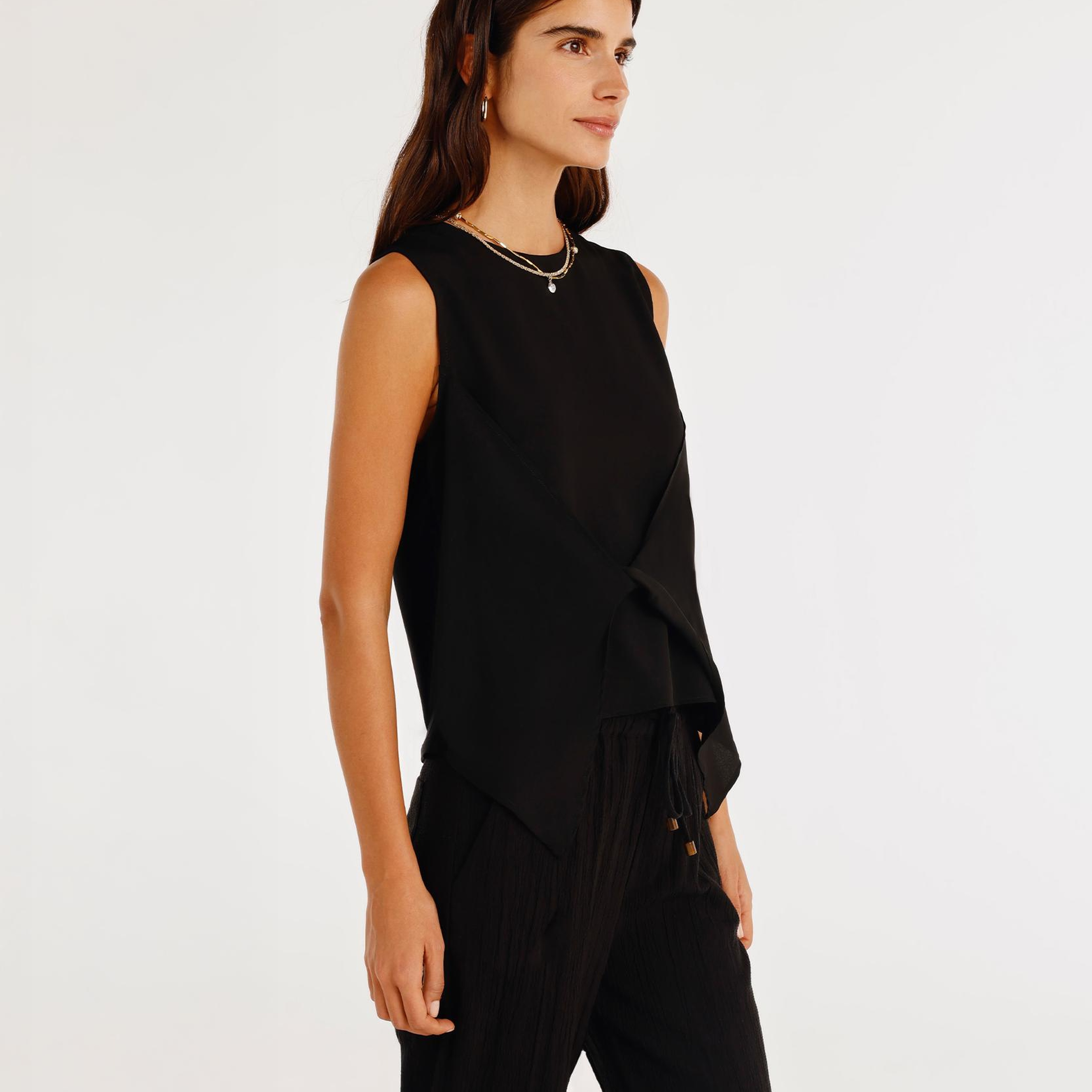 YARGICI Önü Detaylı Kolsuz Bluz