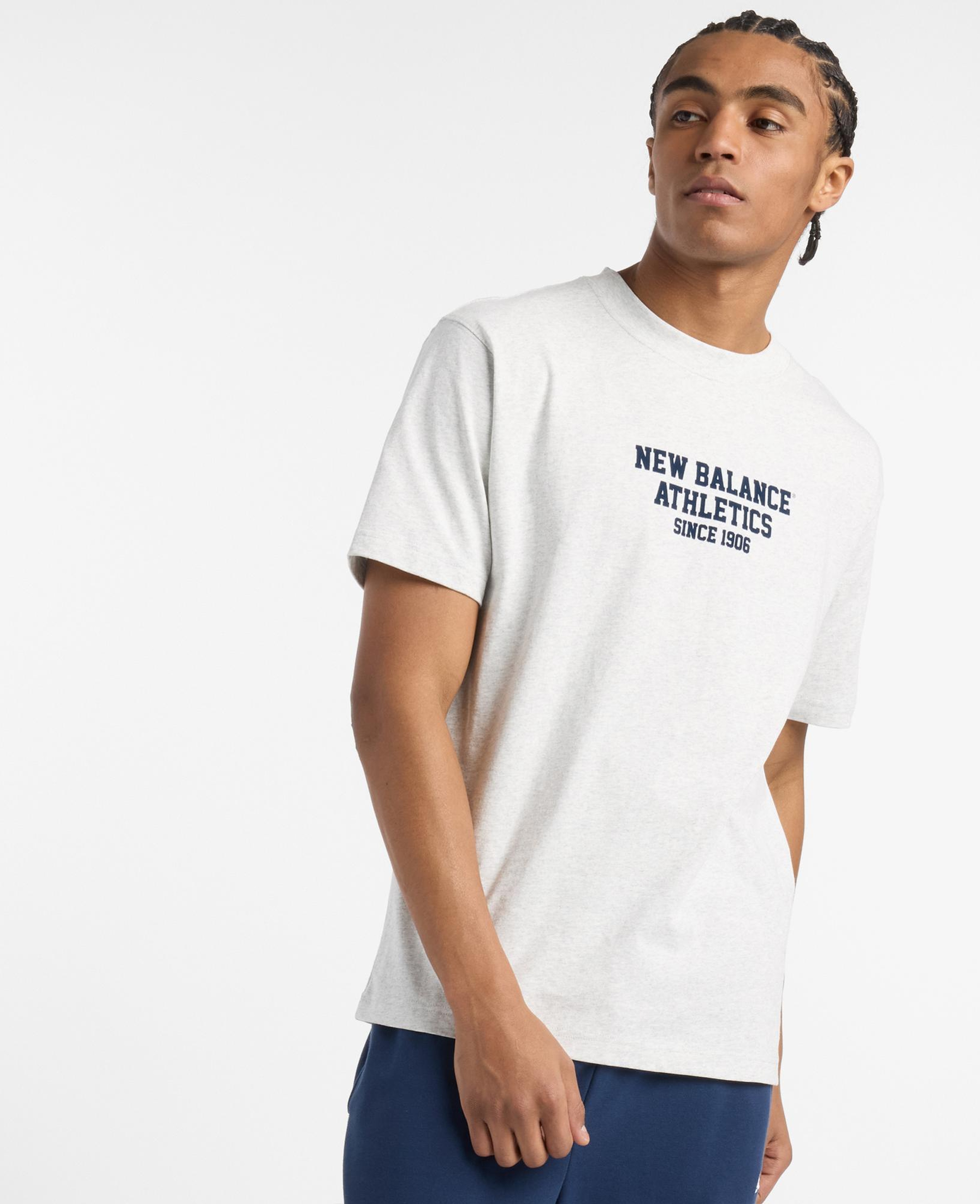 New Balance Varsity Graphic Erkek Beyaz T-Shirt