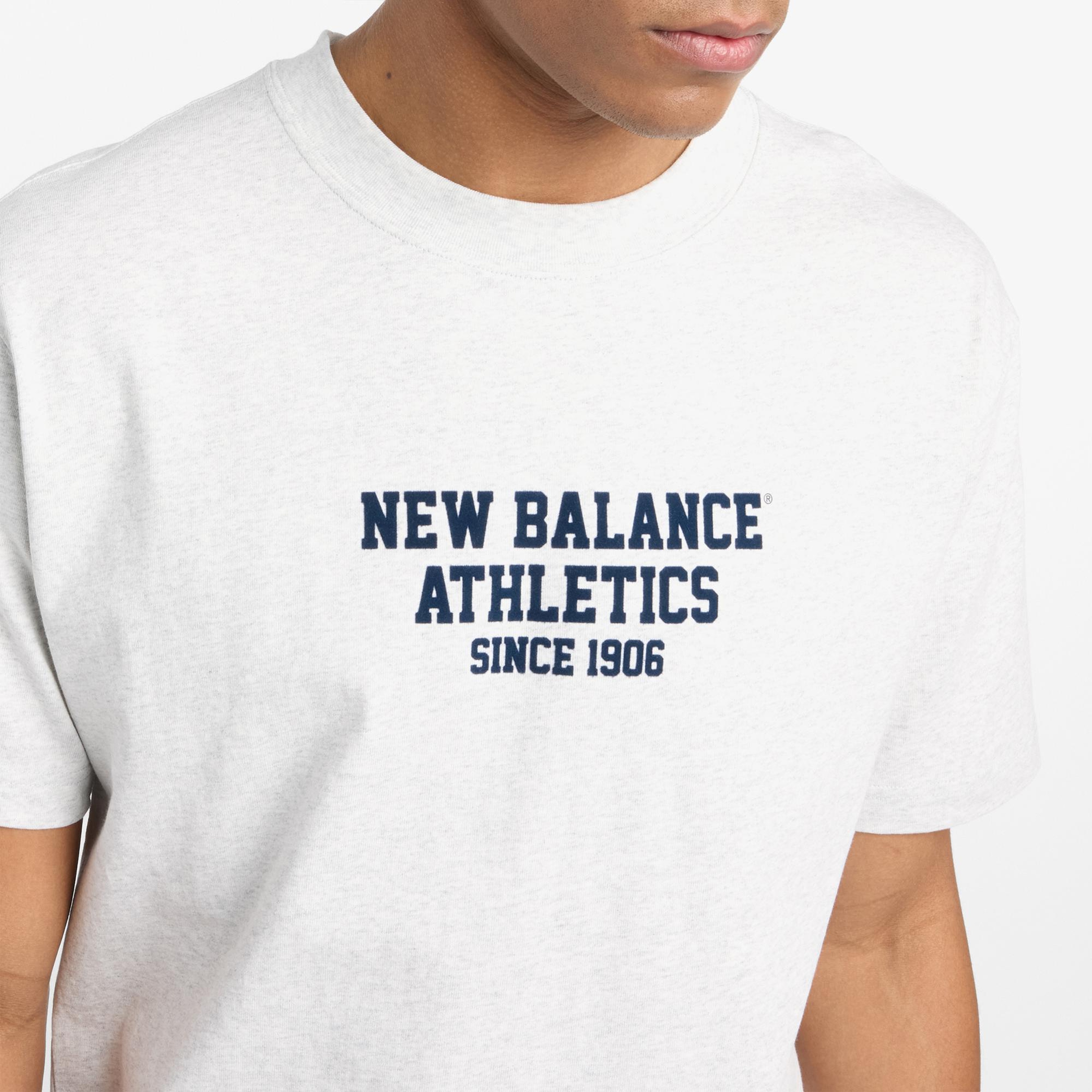 New Balance Varsity Graphic Erkek Beyaz T-Shirt