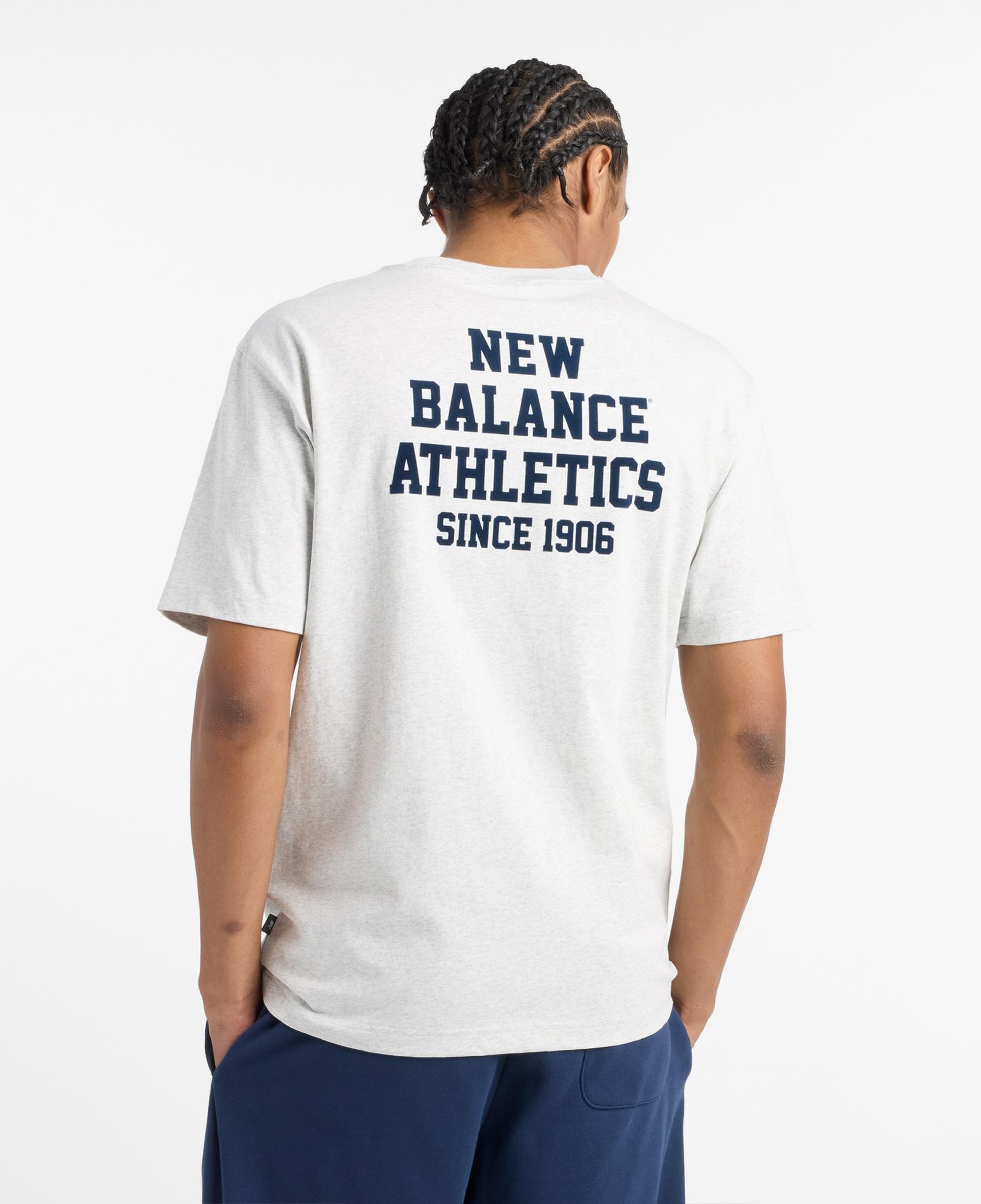 New Balance Varsity Graphic Erkek Beyaz T-Shirt