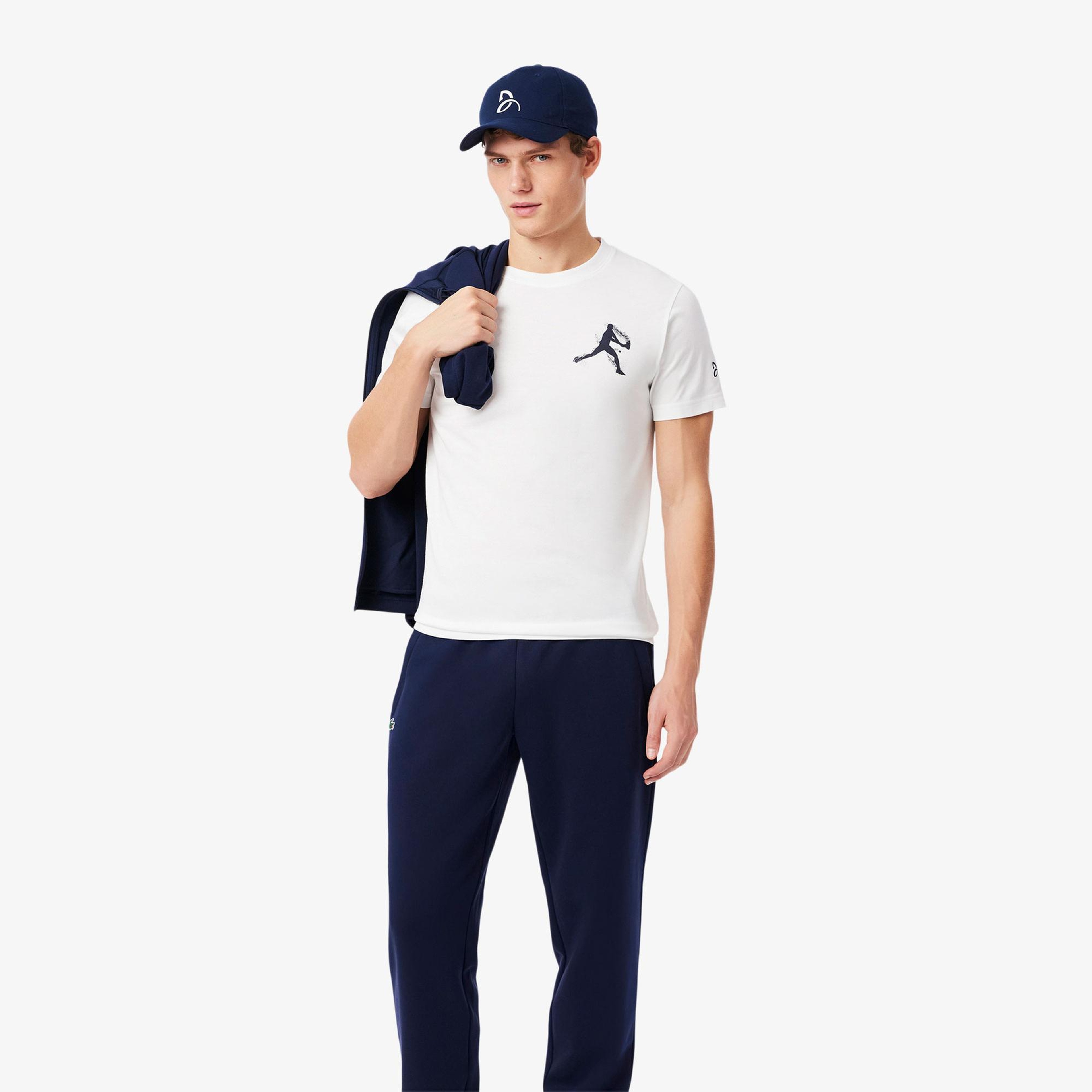 Lacoste Tennis x Novak Djokovic Erkek Bisiklet Yaka Baskılı Beyaz T-Shirt & Şapka Seti