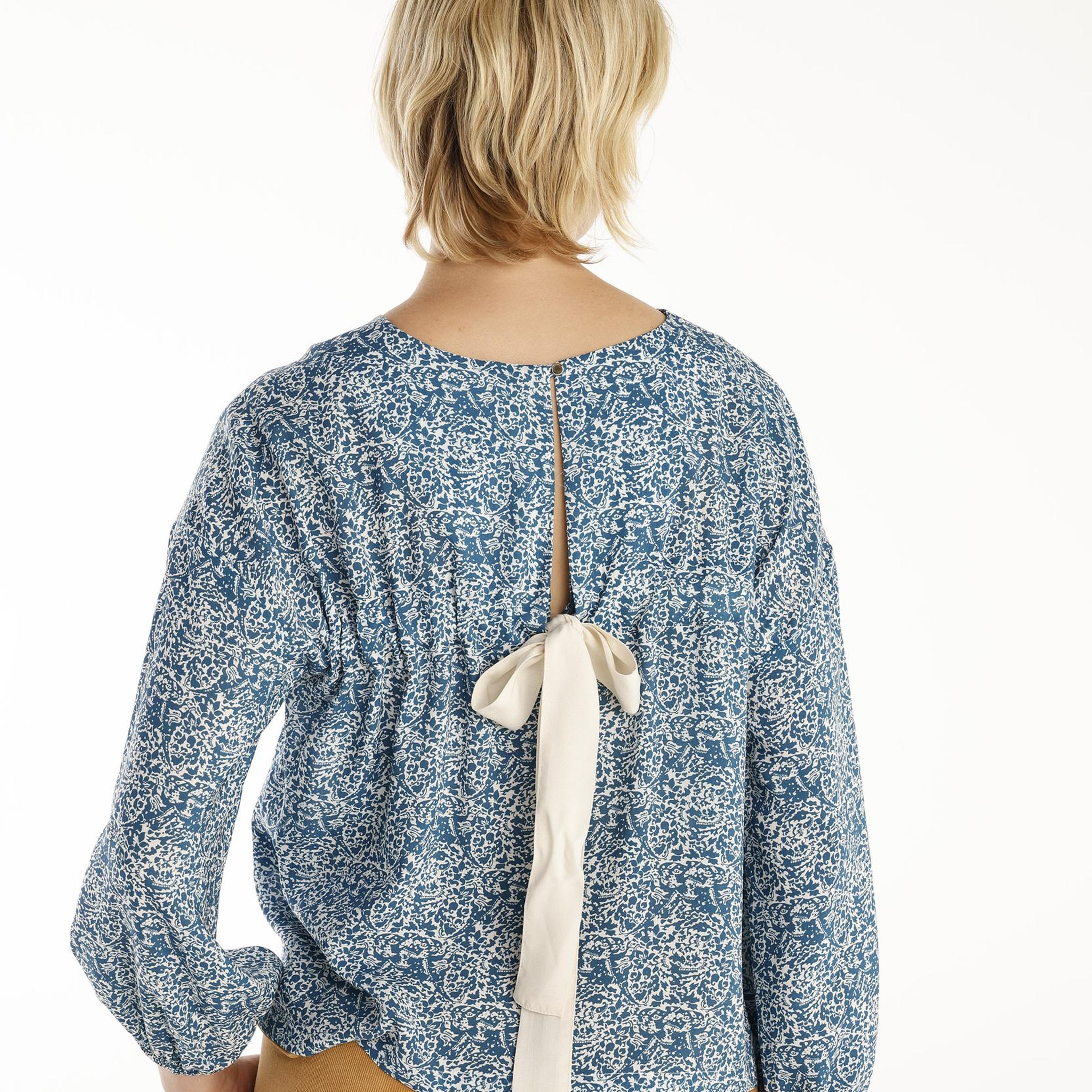 YARGICI Arka Detaylı Bluz