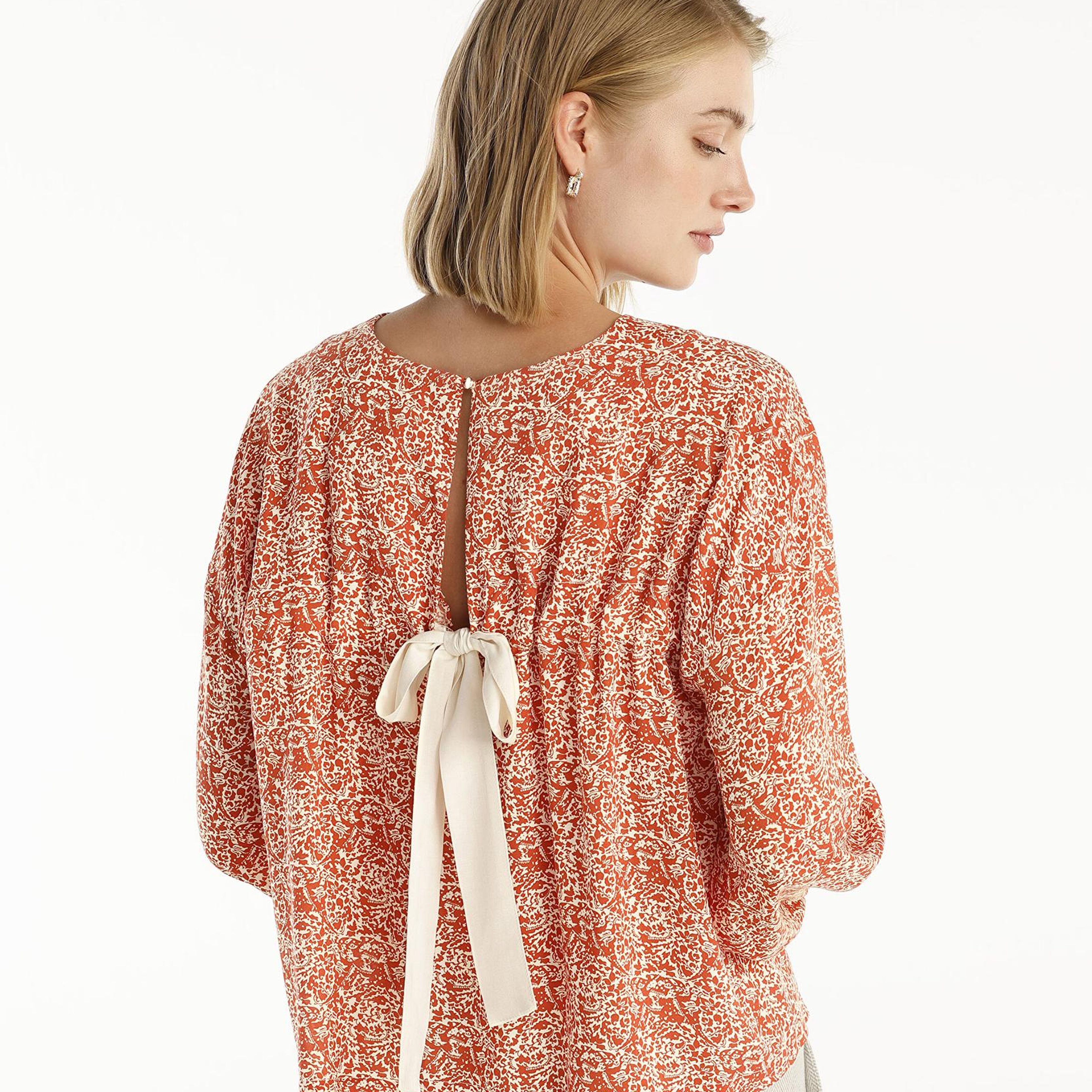 YARGICI Arka Detaylı Bluz