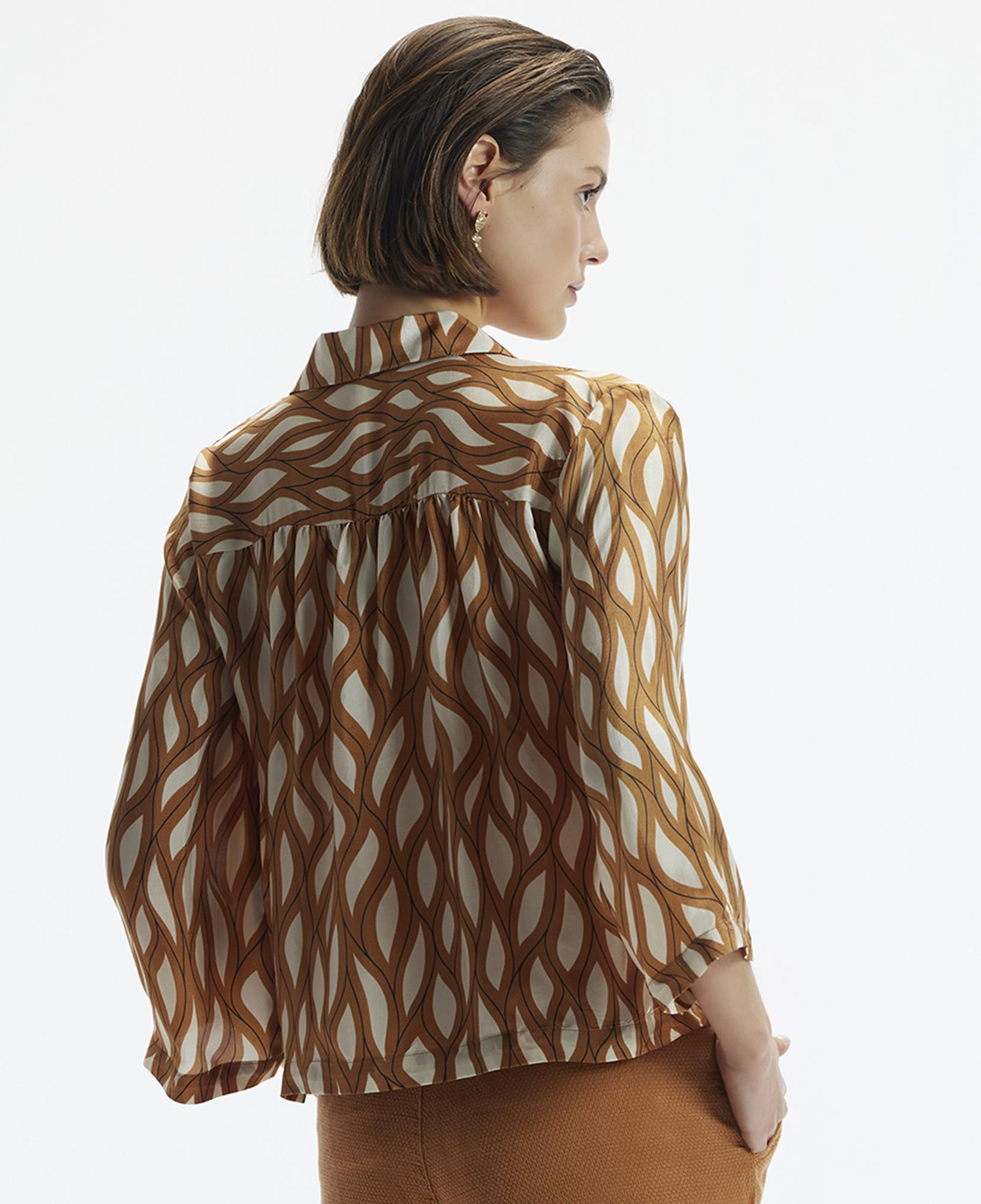 YARGICI Kruvaze Kapamalı Düğme Detaylı Kırlangıç Yaka Gömlek