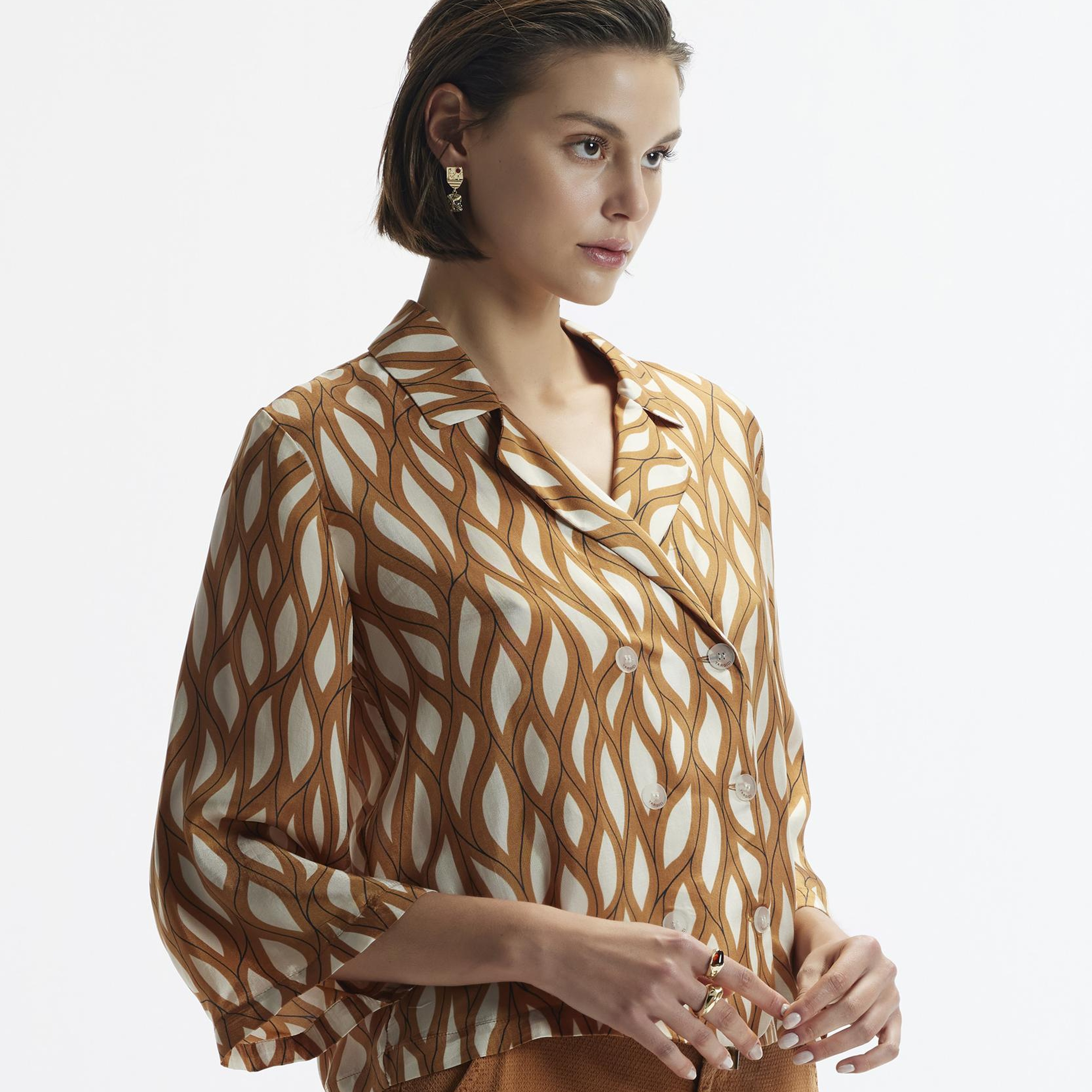 YARGICI Kruvaze Kapamalı Düğme Detaylı Kırlangıç Yaka Gömlek