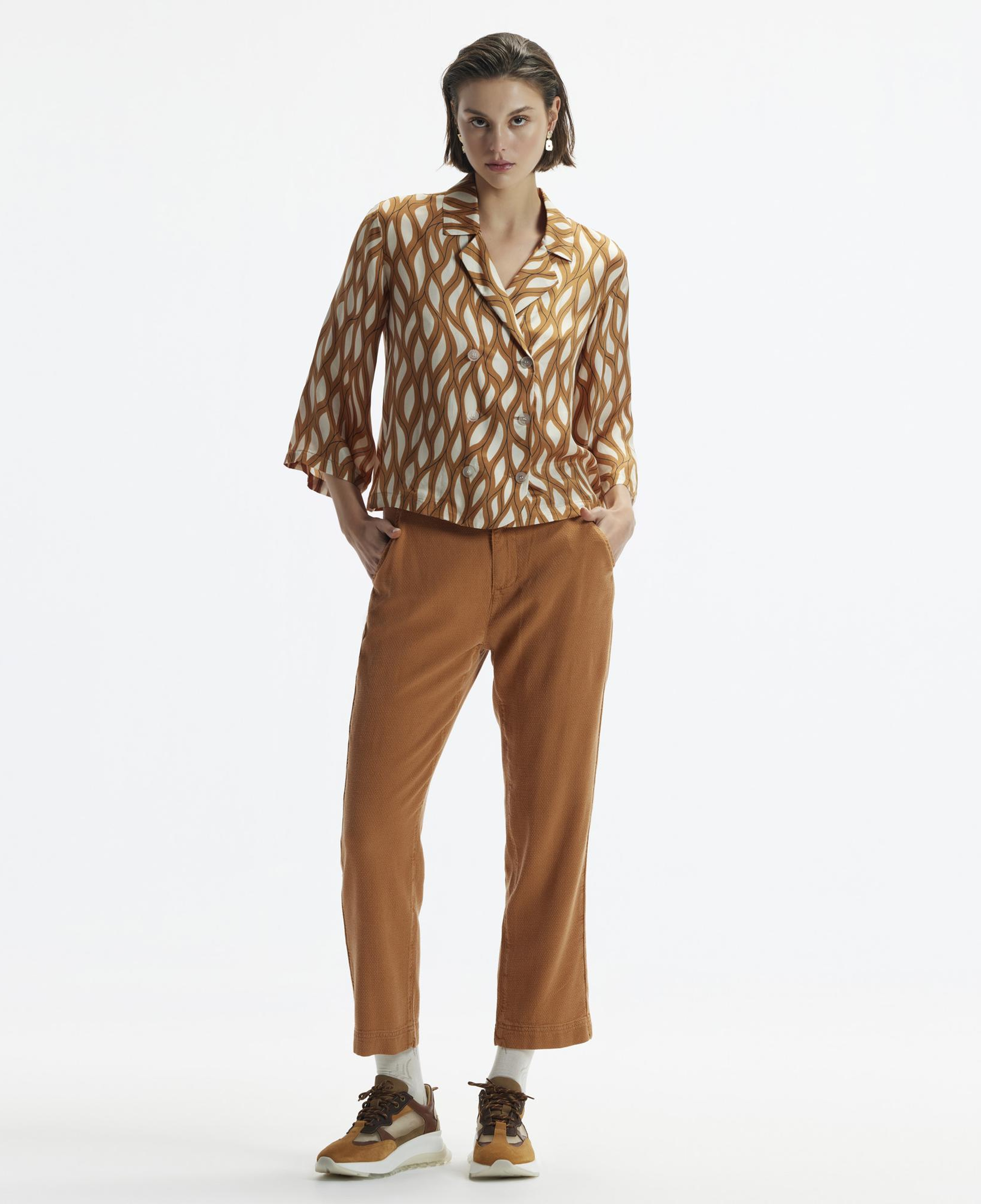 YARGICI Kruvaze Kapamalı Düğme Detaylı Kırlangıç Yaka Gömlek