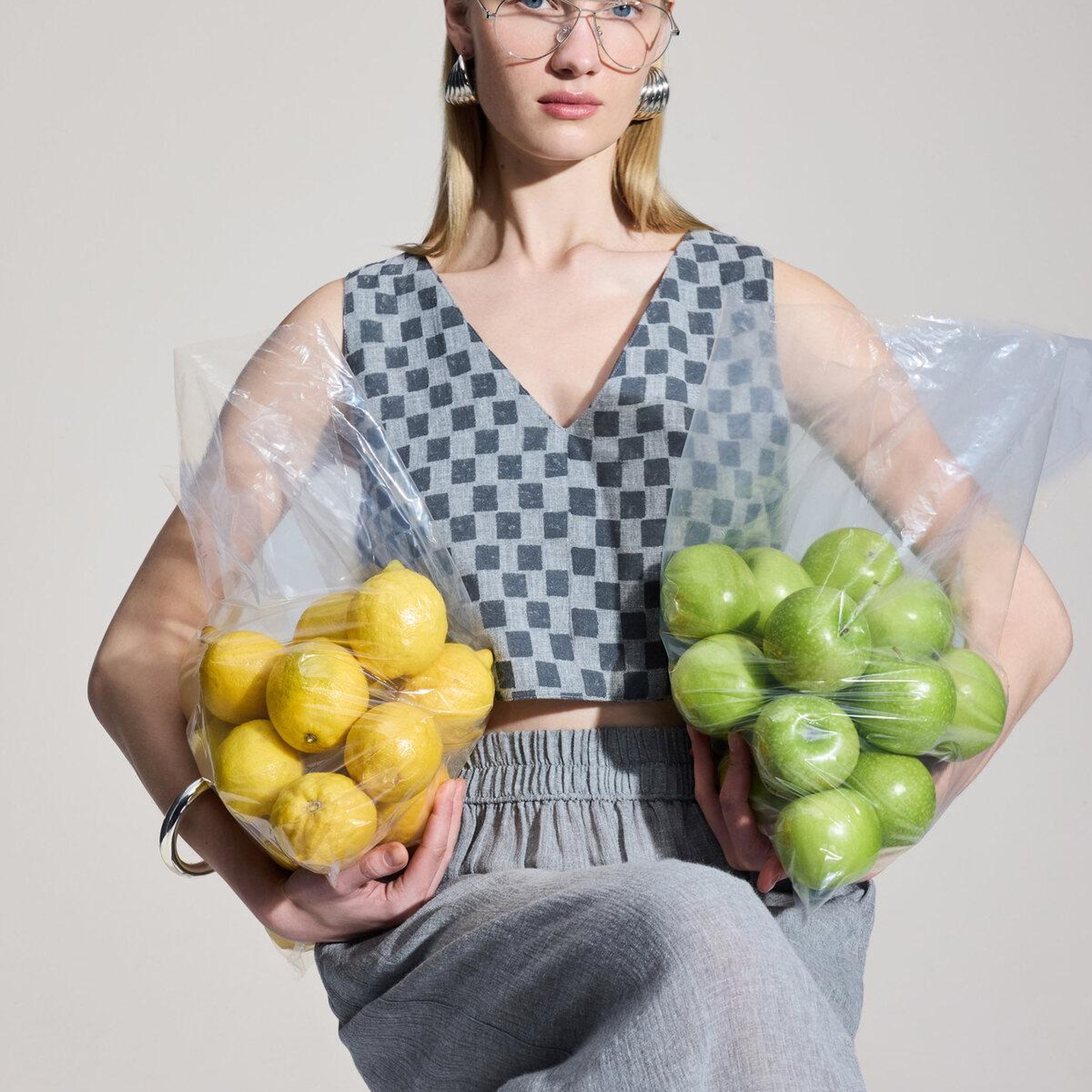 İKİKIZ Dama Desenli Crop Bluz Kadın Gri