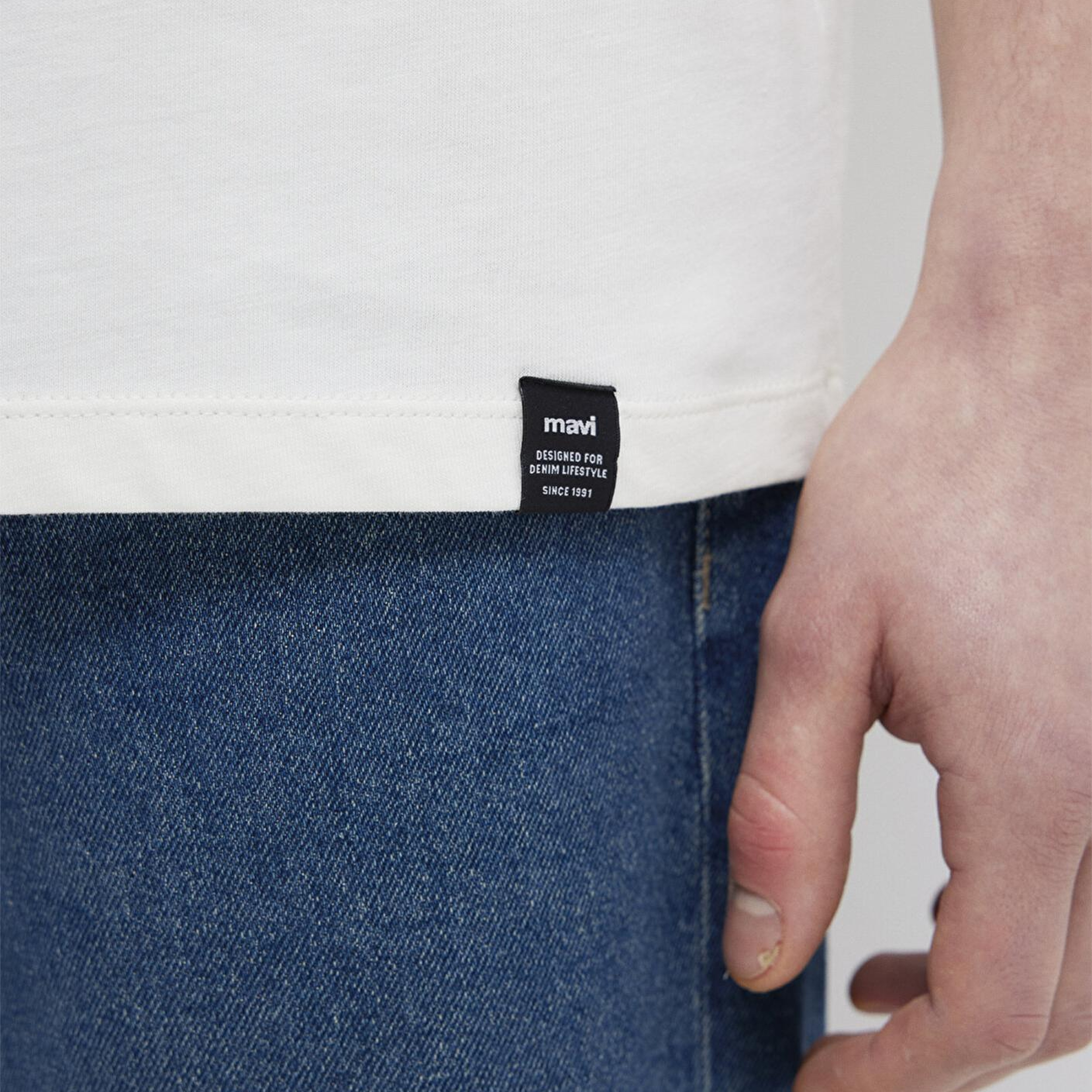 Mavi Etiket Detaylı Beyaz Basic Tişört Loose Fit / Bol Rahat Kesim 0611824-70057