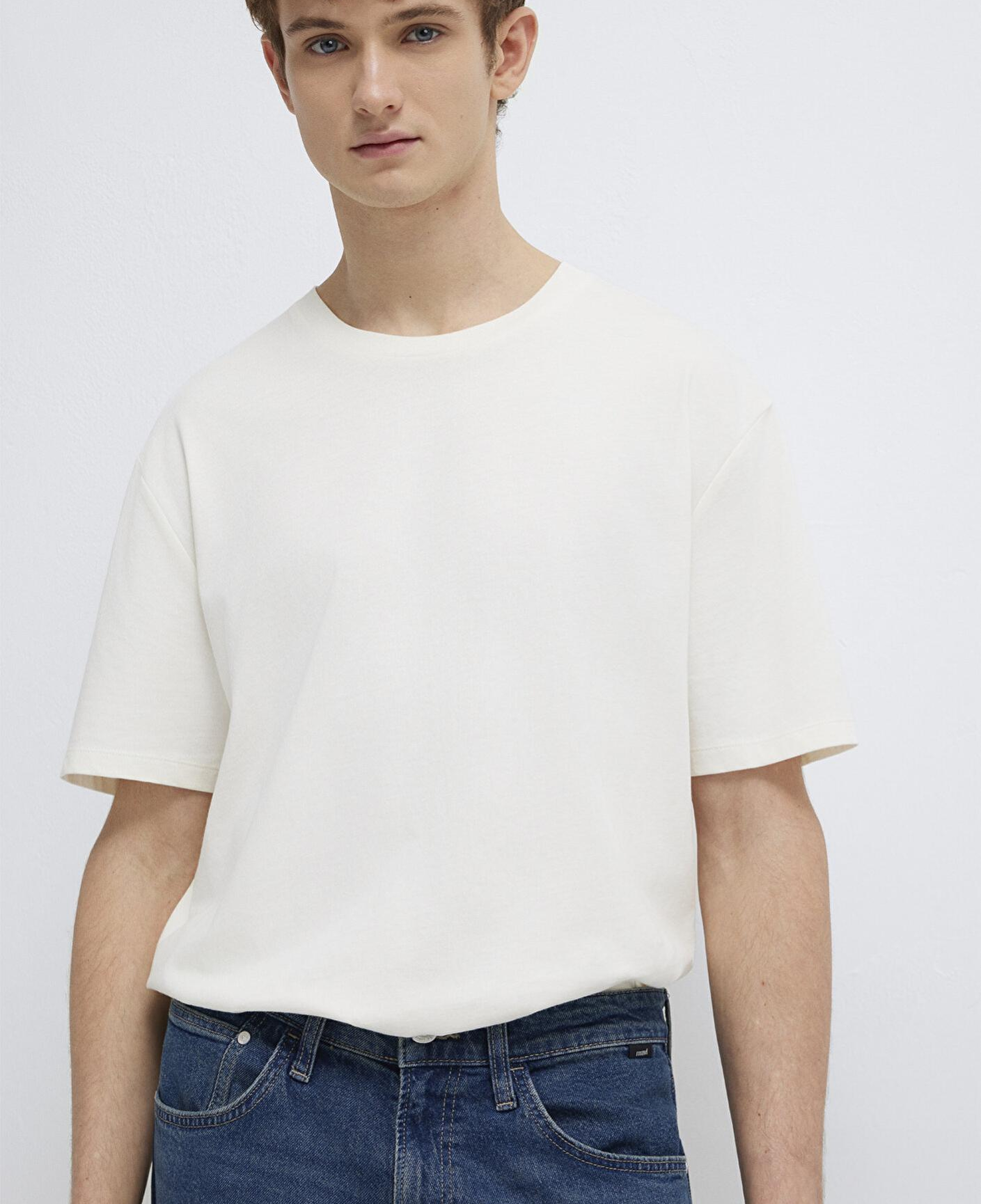 Mavi Etiket Detaylı Beyaz Basic Tişört Loose Fit / Bol Rahat Kesim 0611824-70057