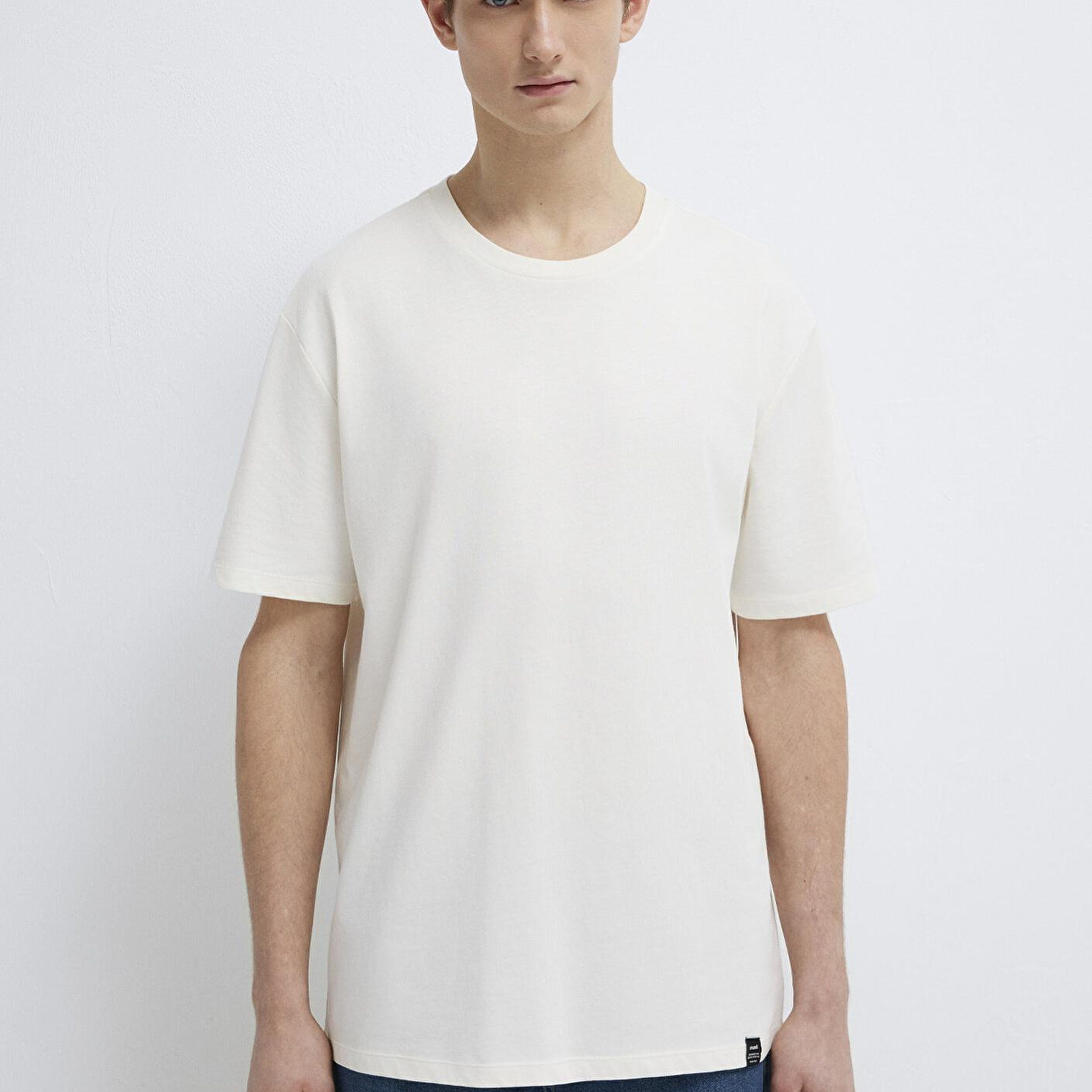 Mavi Etiket Detaylı Beyaz Basic Tişört Loose Fit / Bol Rahat Kesim 0611824-70057