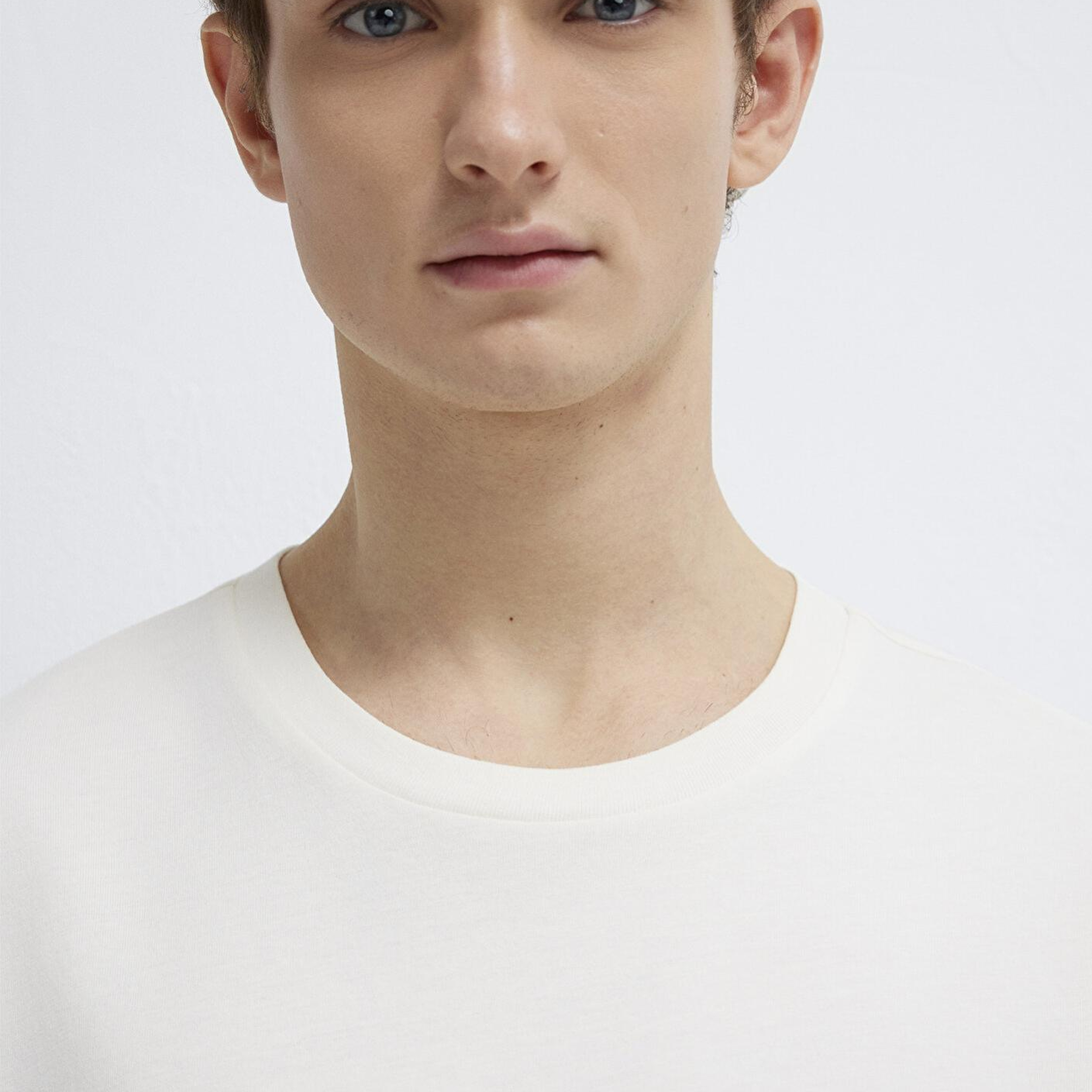 Mavi Etiket Detaylı Beyaz Basic Tişört Loose Fit / Bol Rahat Kesim 0611824-70057