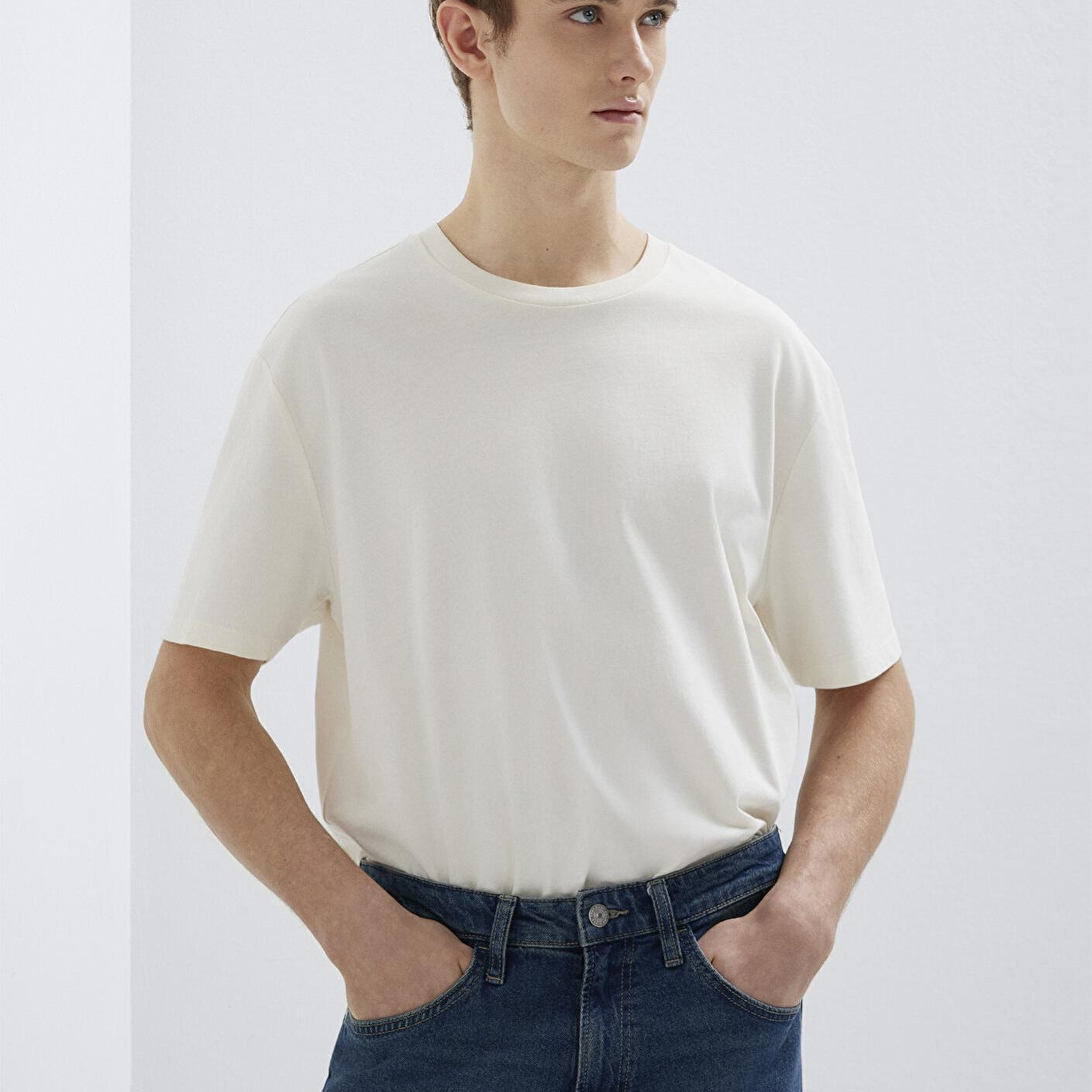 Mavi Etiket Detaylı Beyaz Basic Tişört Loose Fit / Bol Rahat Kesim 0611824-70057