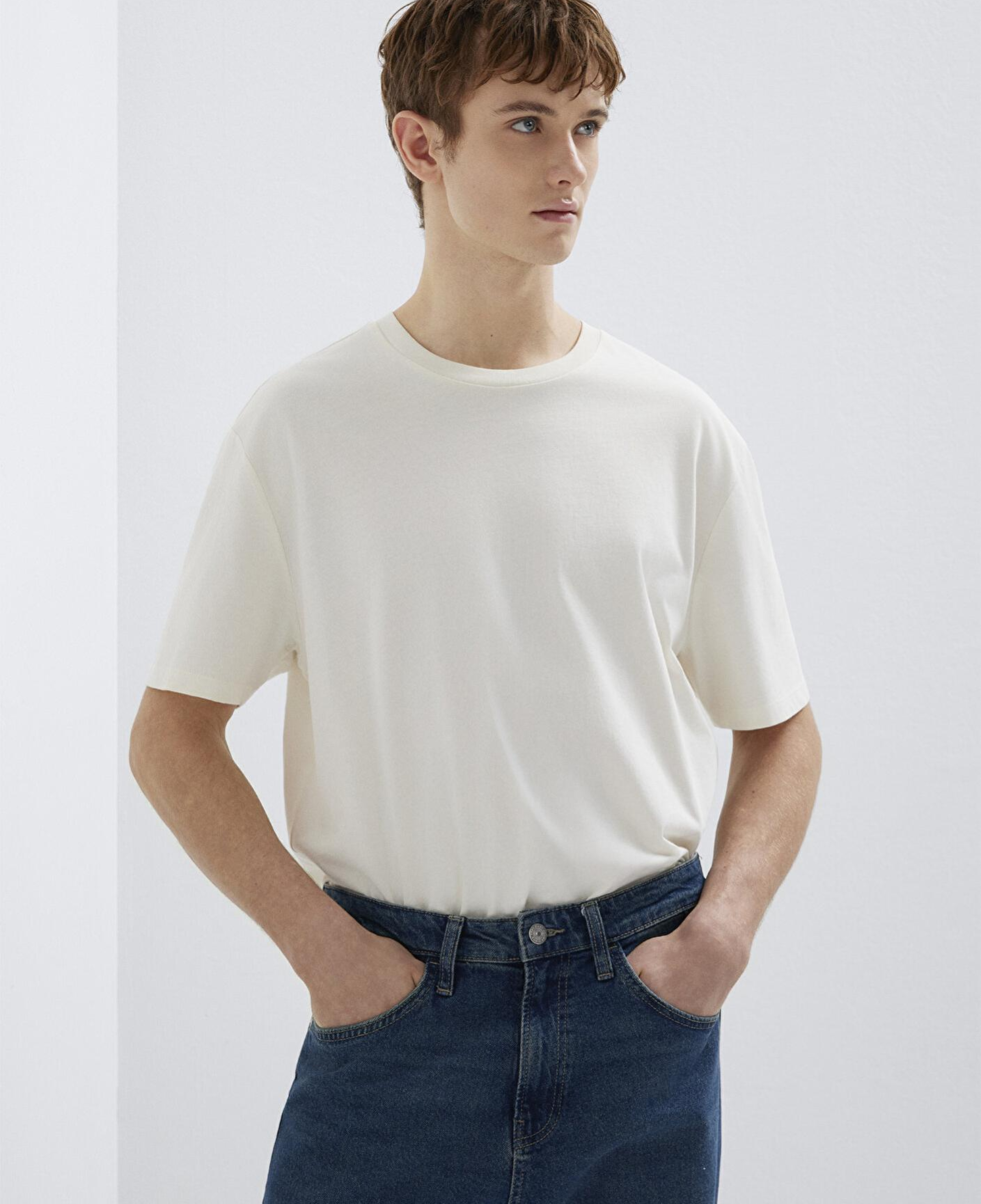 Mavi Etiket Detaylı Beyaz Basic Tişört Loose Fit / Bol Rahat Kesim 0611824-70057